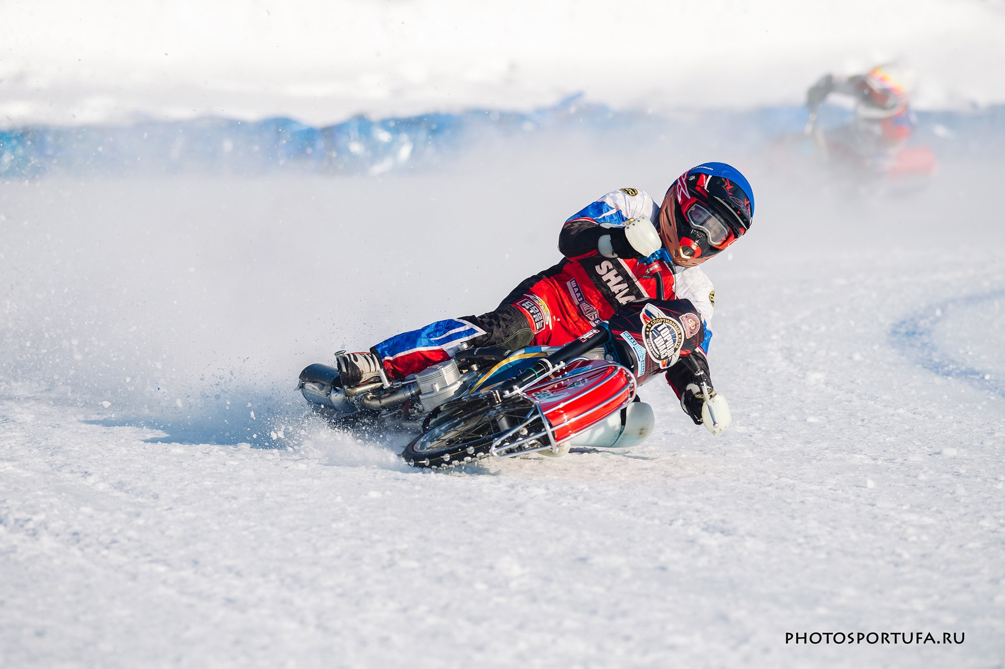 Мотогонку на льду. Спортивный фотограф в Уфе Евгений Буров