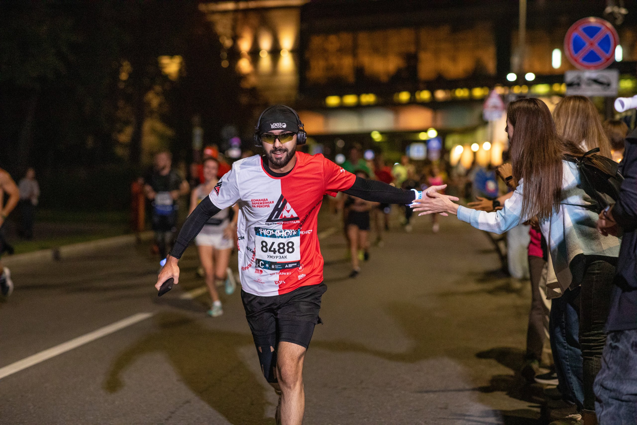 Ночной забег в ленте фотографий бегунов 03.08.24. Фотограф Сергей Ловкий