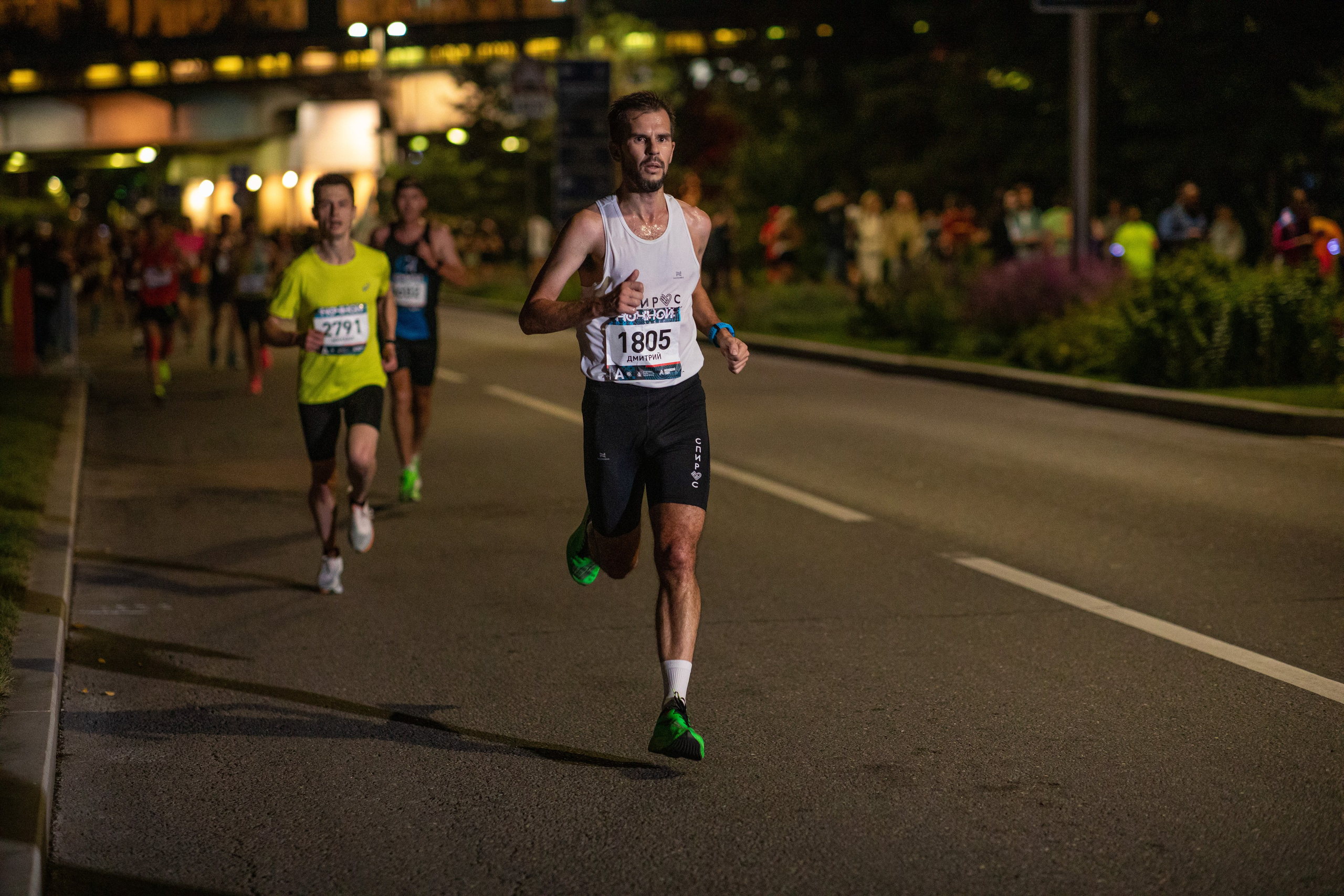 Ночной забег в ленте фотографий бегунов 03.08.24. Фотограф Сергей Ловкий