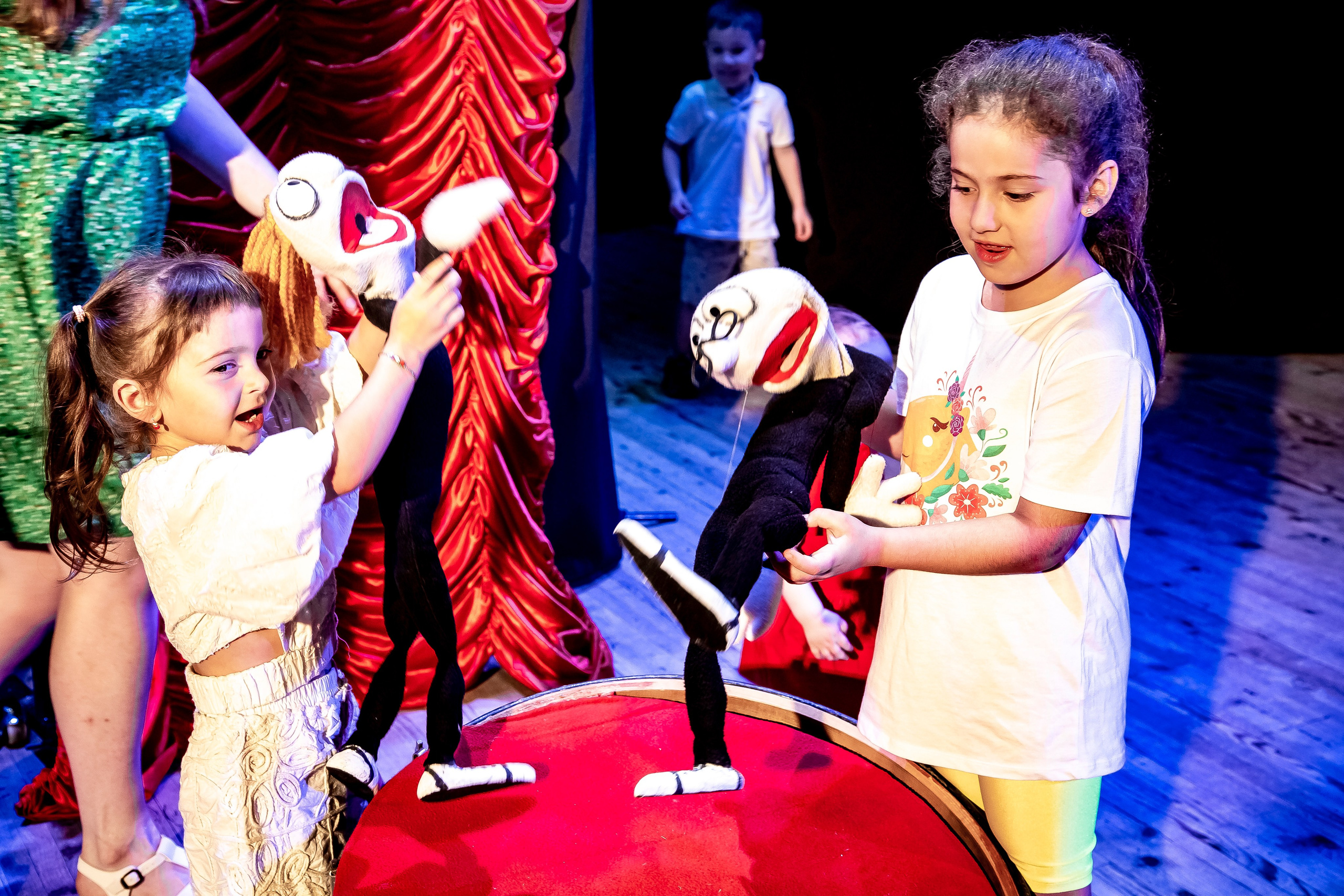 Цирк из Саквояжа спектакль театра САКВОЯЖ. Фотограф в Сочи Юрий Шептаев