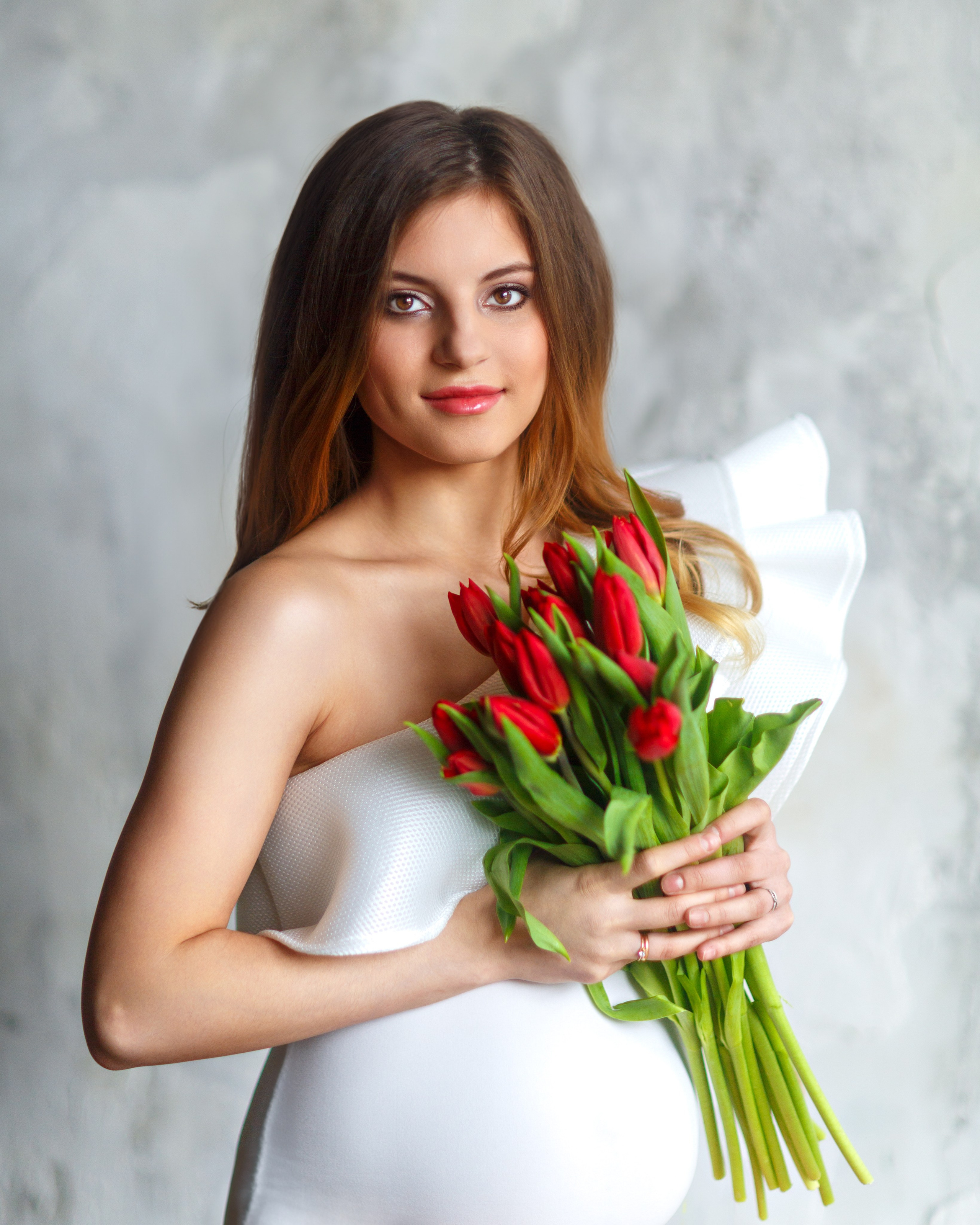 Девушка с тюльпанами