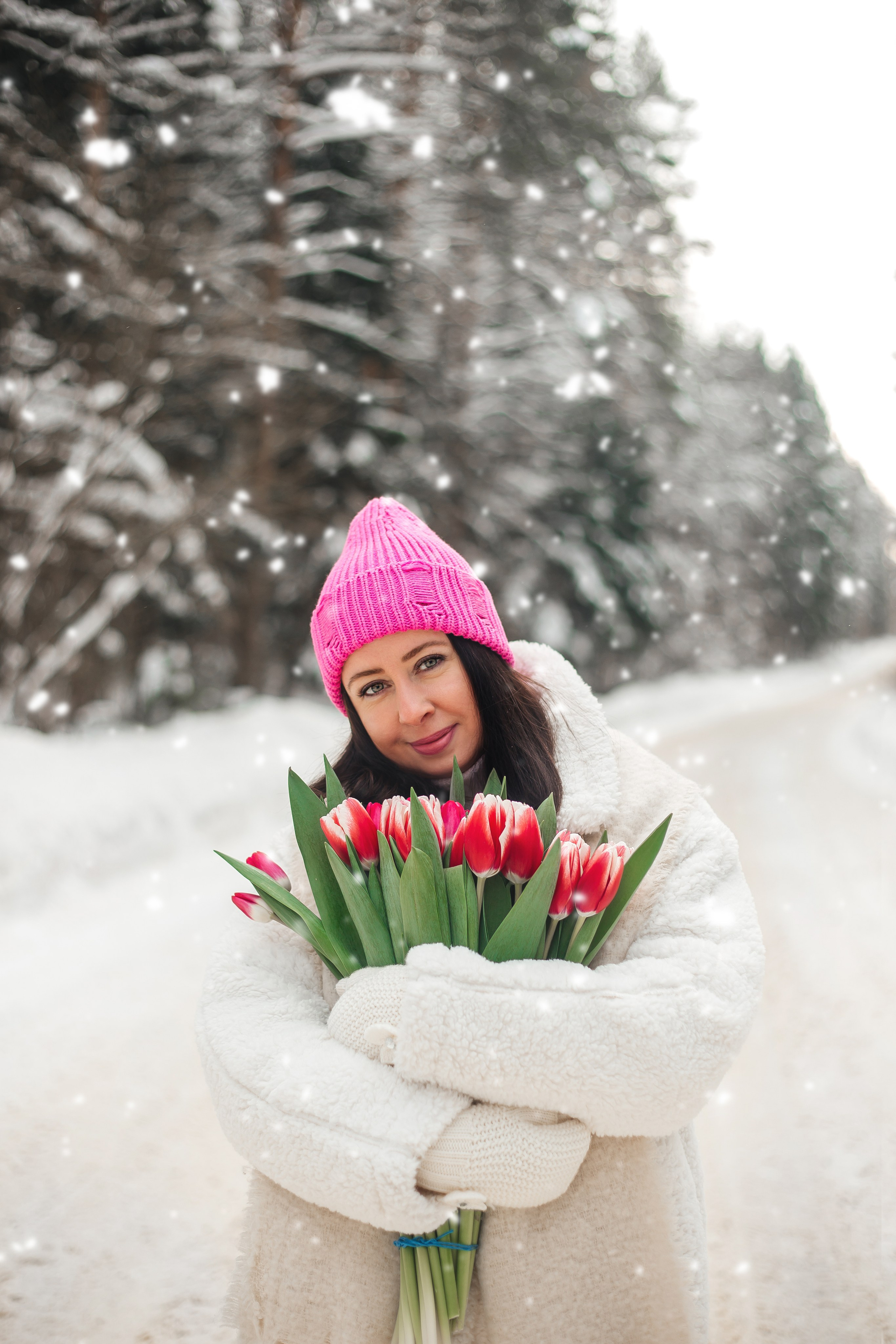 Снежная фотосессия в лесу с тюльпанами зимой. Фотограф Дмитров и МО Валентина Халикова
