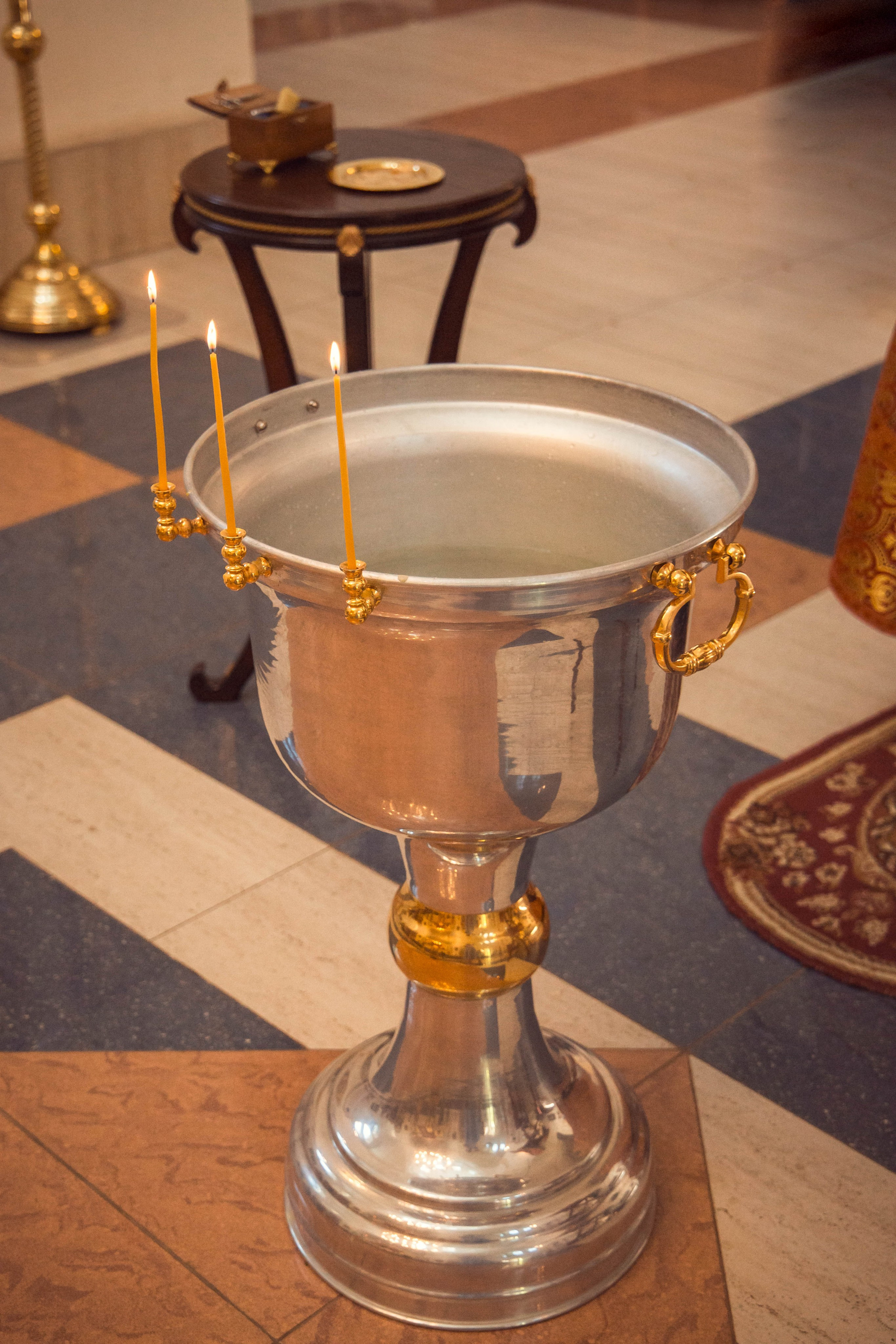 купель в храме, куда будут окунать девочку.