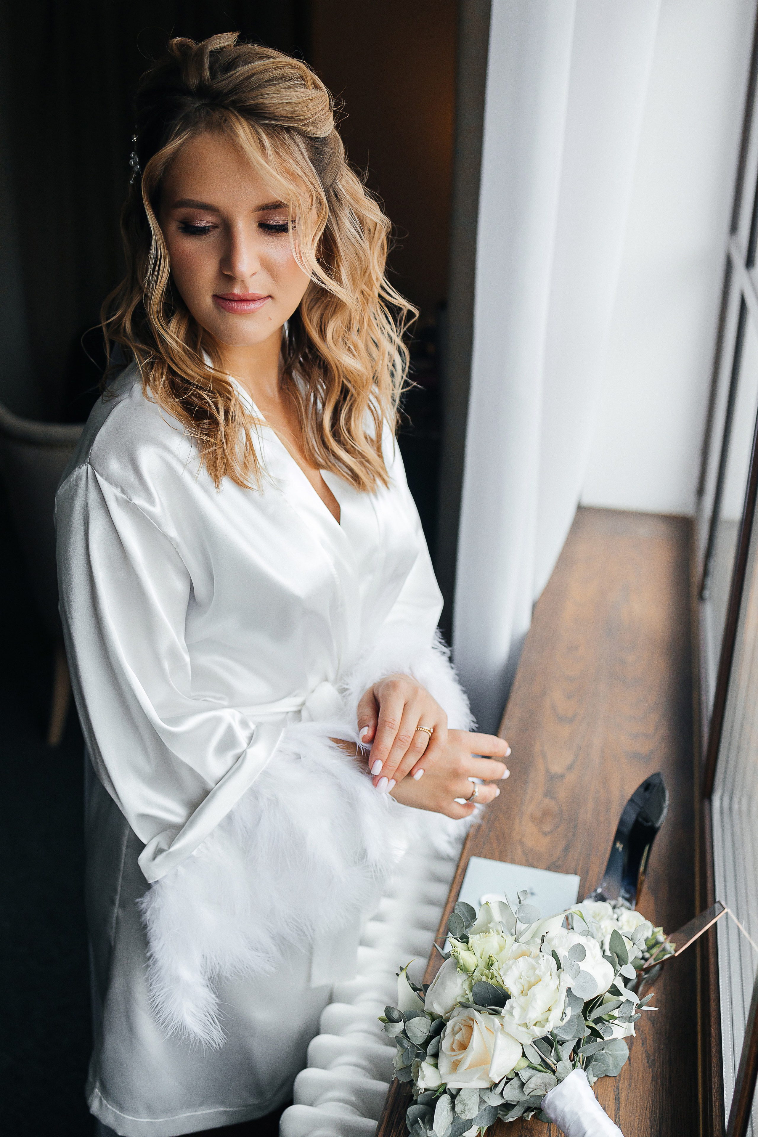 Трогательная выездная церемония в уютном дворике отеля. Олег Сверчков | Свадебный фотограф Вологда