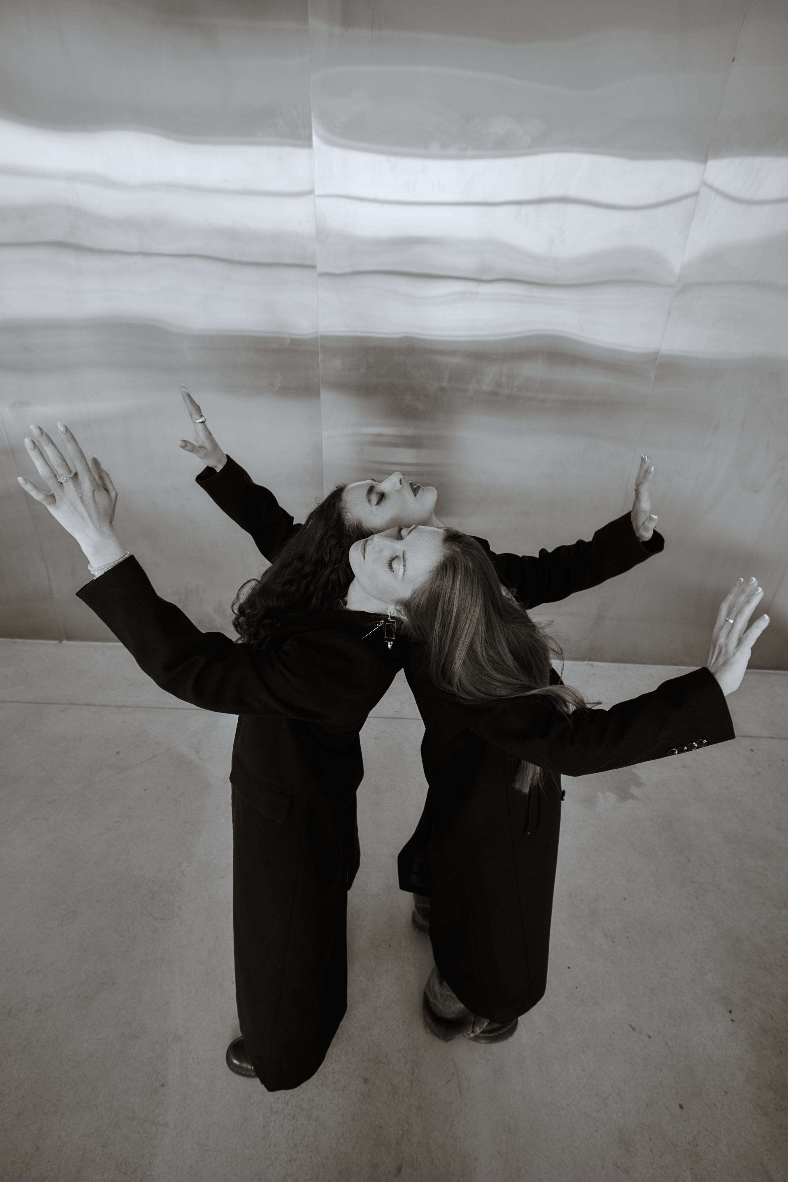 Две девушки на фоне металлической стены в танце. Виктория Брызгалова и Анна Пижонкова
