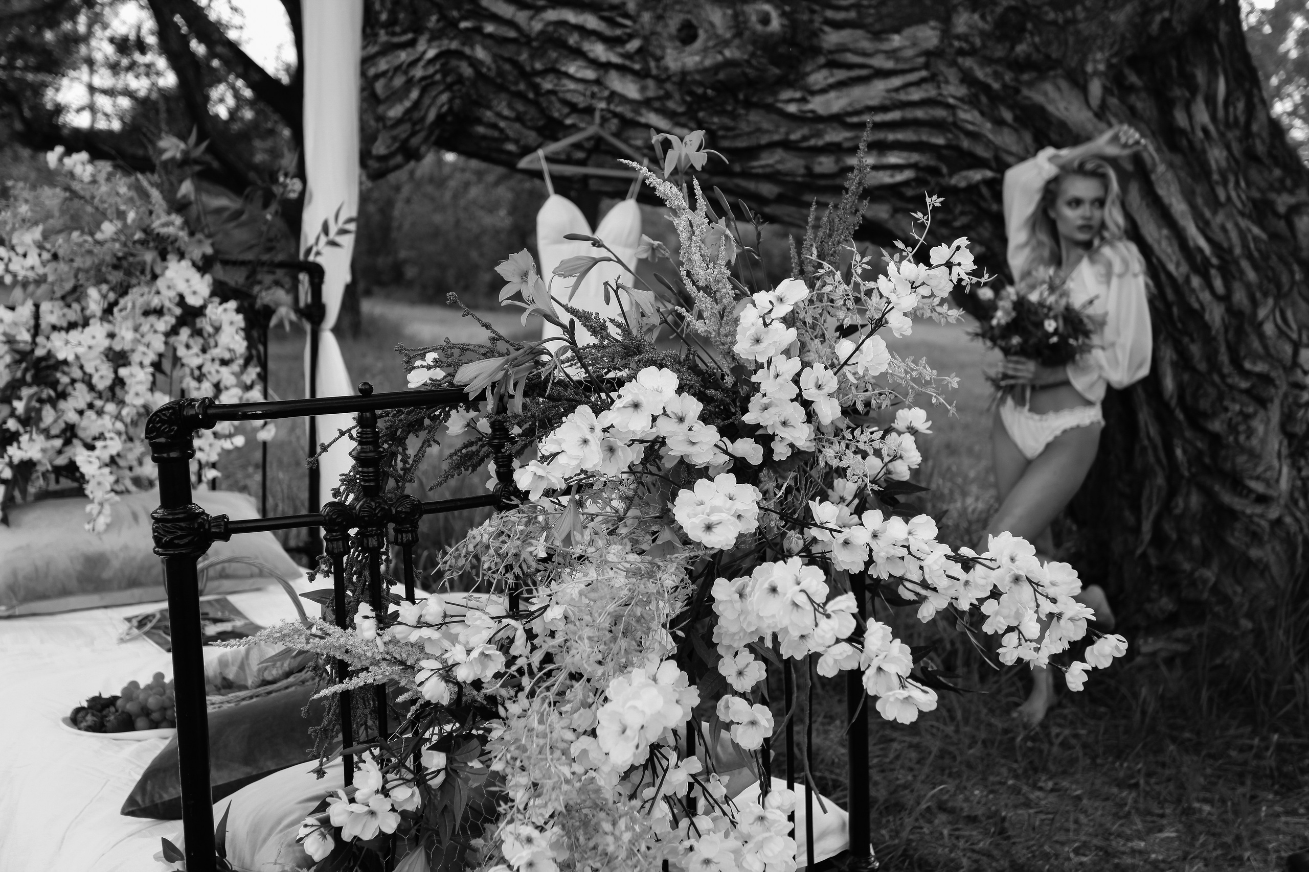 утро очень красивая невеста блондинка цветы природа лето декор дерево кровать виктория чб