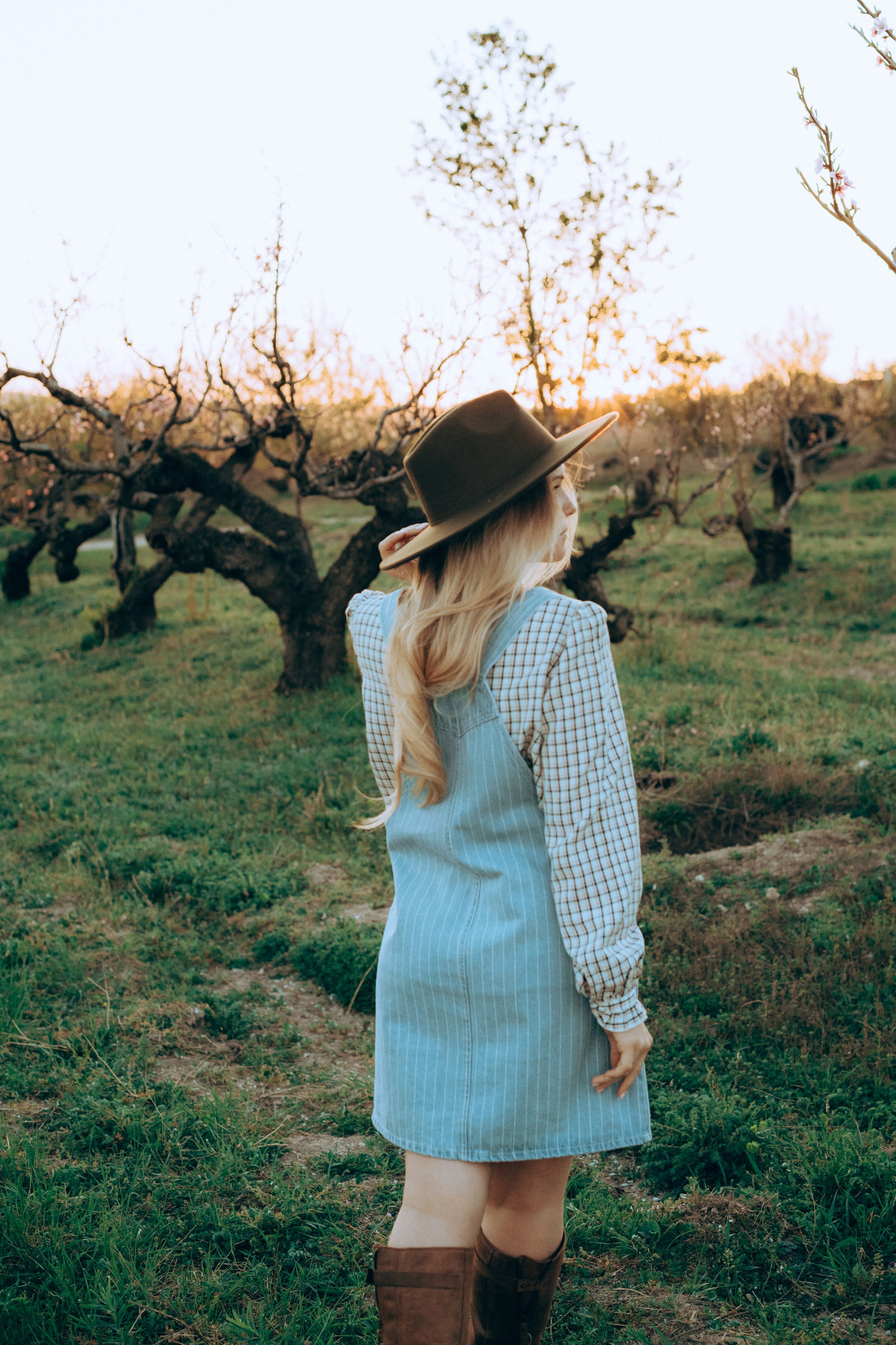 Женская фотосессия в персиковых цветениях. Портретный свадебный фотограф Крым | Евгения Щитенко