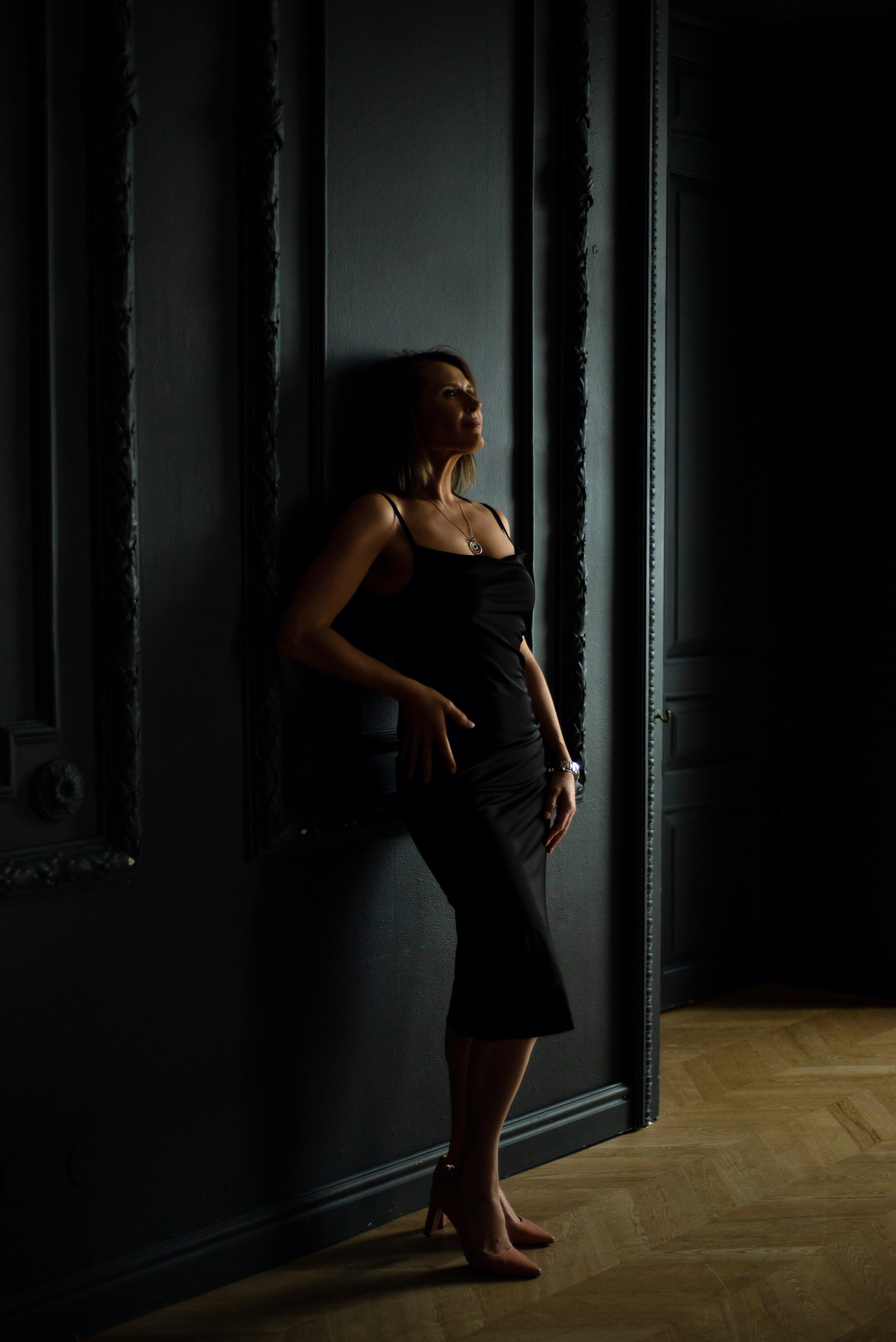 Женский портрет Натальи Спб в темном зале студии. Женский фотограф Санкт-Петербург Александра Колий