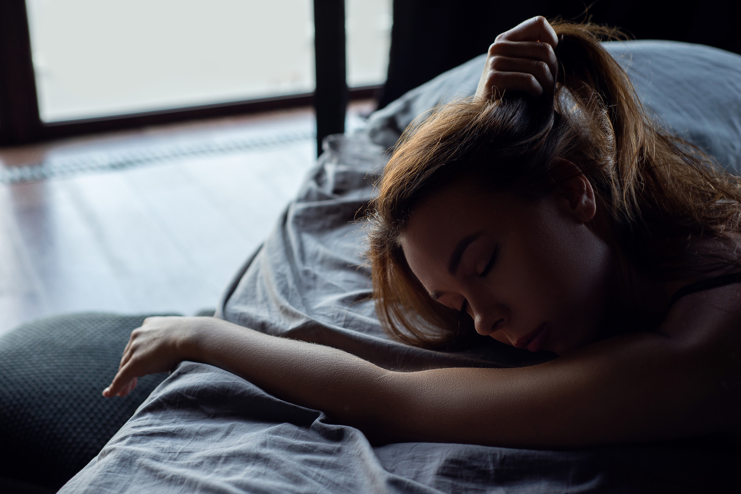 Фотосессия в белье студийная Питер, девушка в белье в темной студии. Женский фотограф Санкт-Петербург Александра Колий