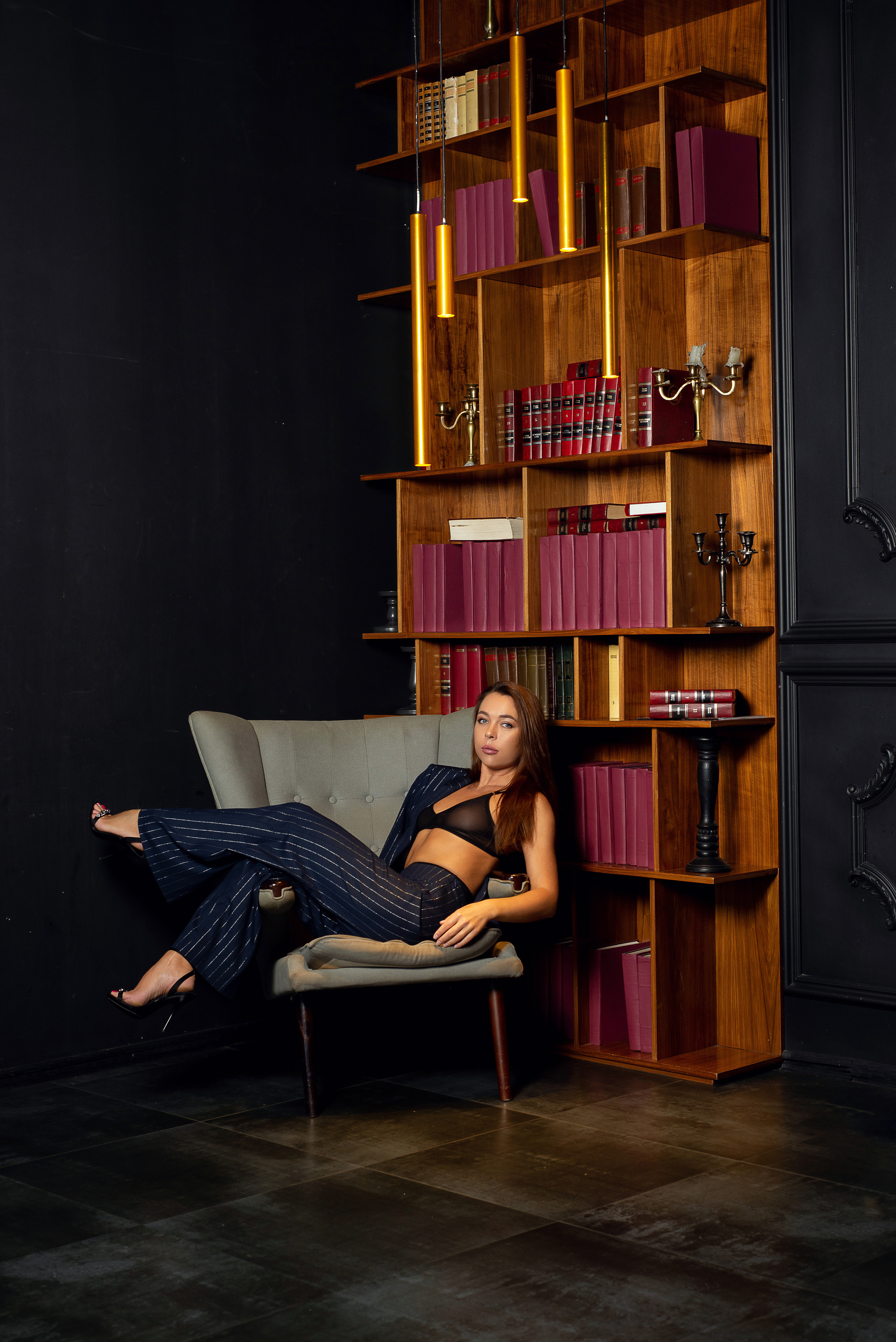 Фотосессия в белье студийная Питер, девушка в белье в темной студии. Женский фотограф Санкт-Петербург Александра Колий