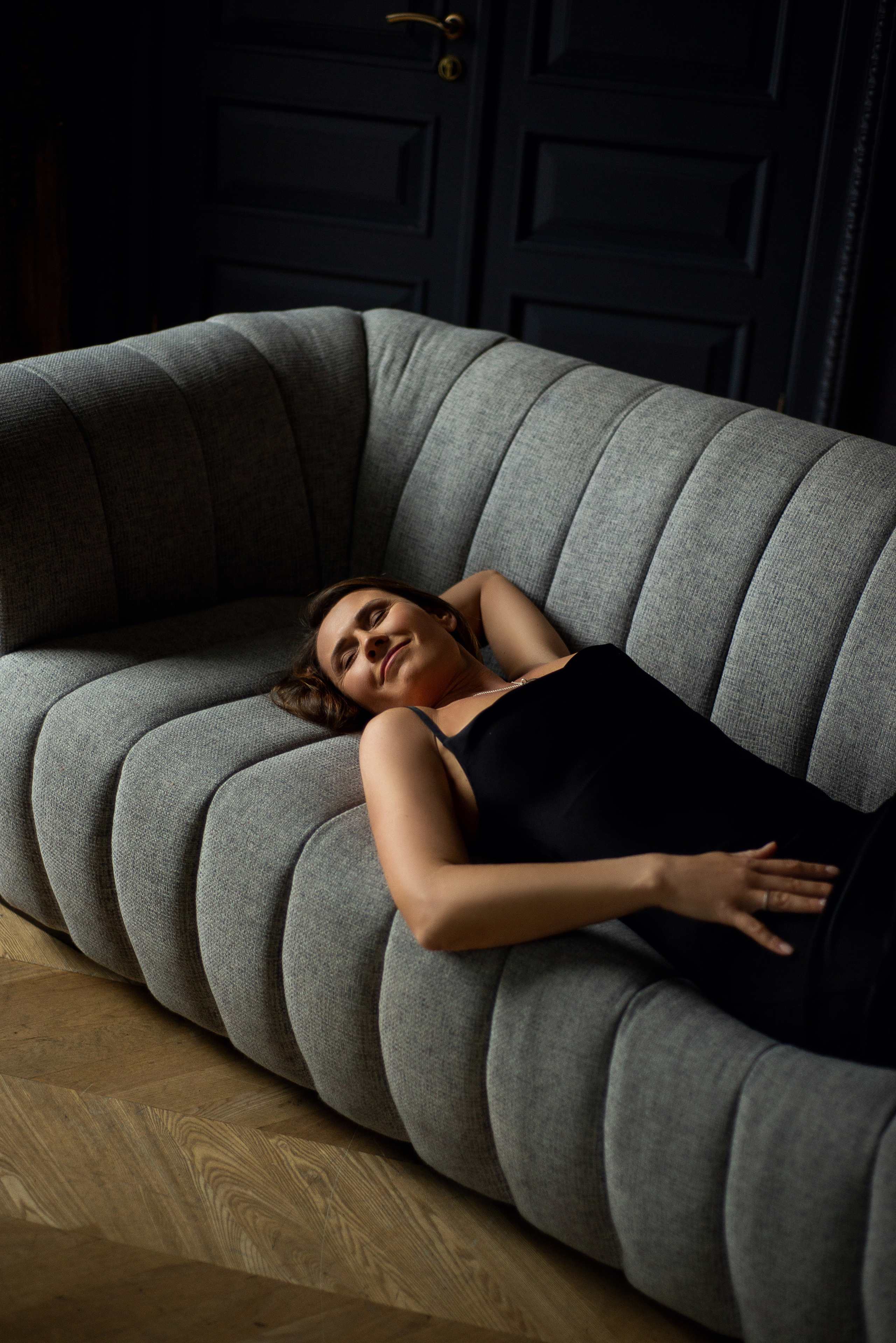 Женский портрет Натальи Спб в темном зале студии. Женский фотограф Санкт-Петербург Александра Колий