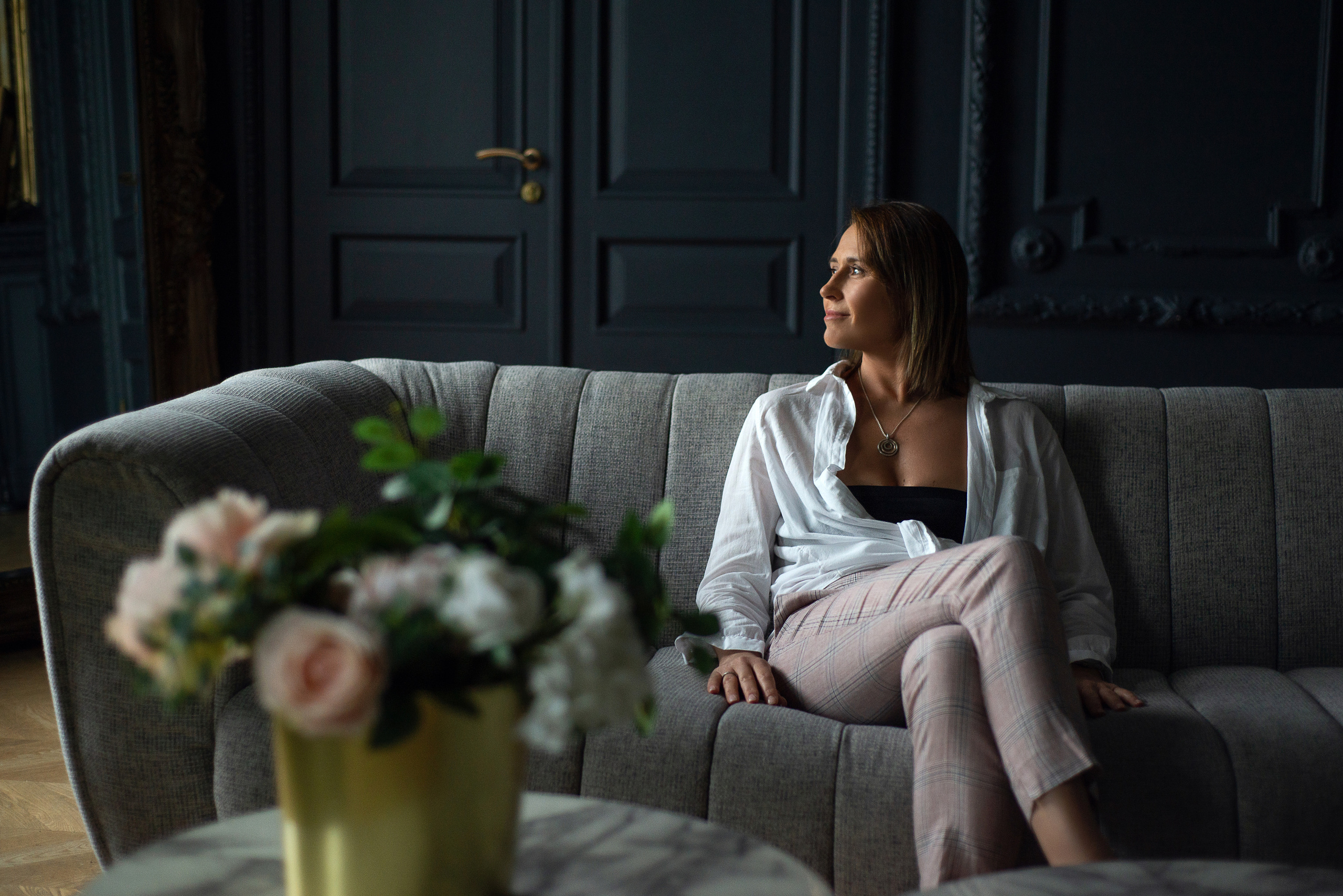 Женский портрет Натальи Спб в темном зале студии. Женский фотограф Санкт-Петербург Александра Колий