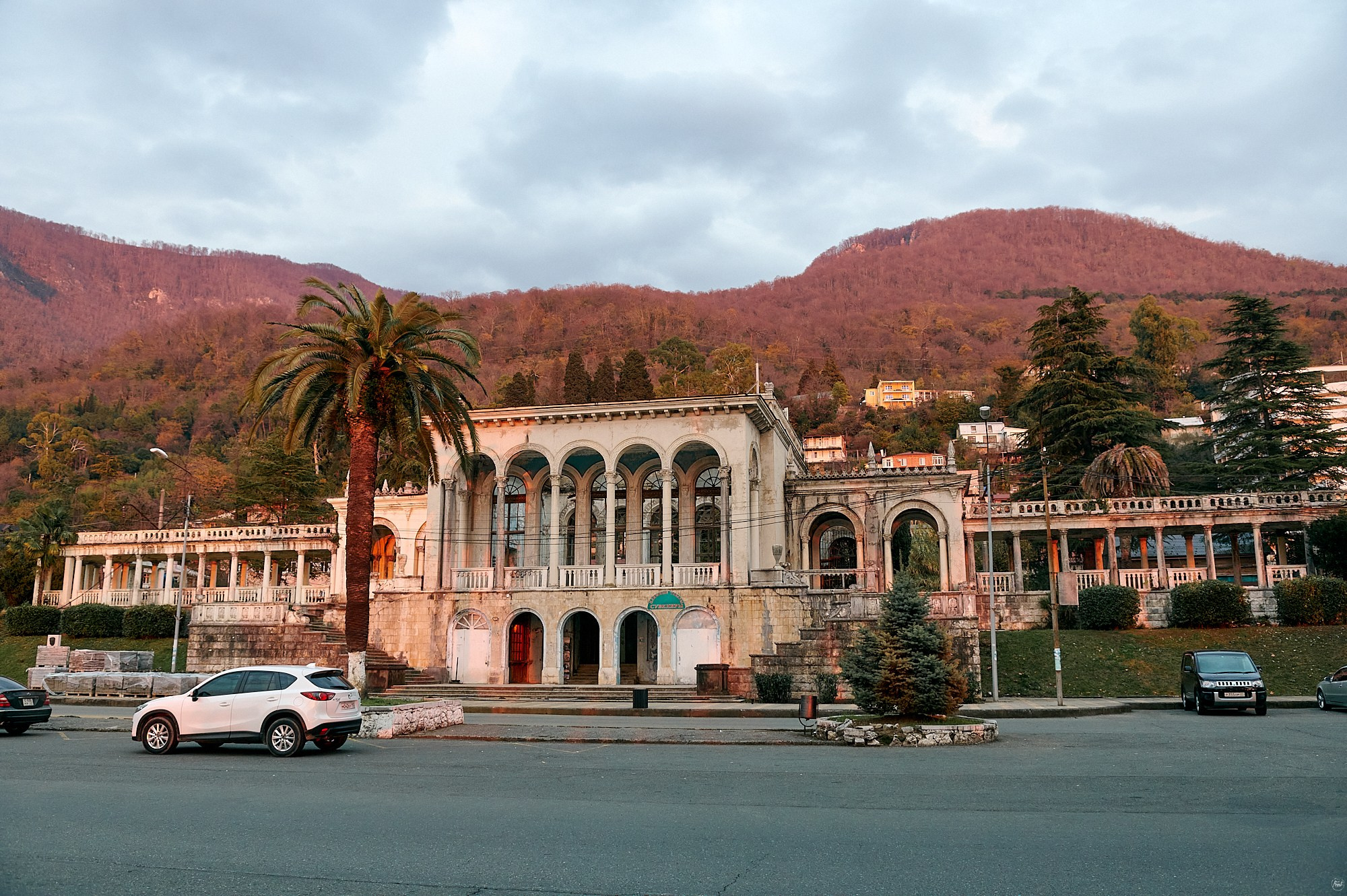 Гагра, Абхазия. Декабрь 2024. Фотографии отовсюду и обо всем