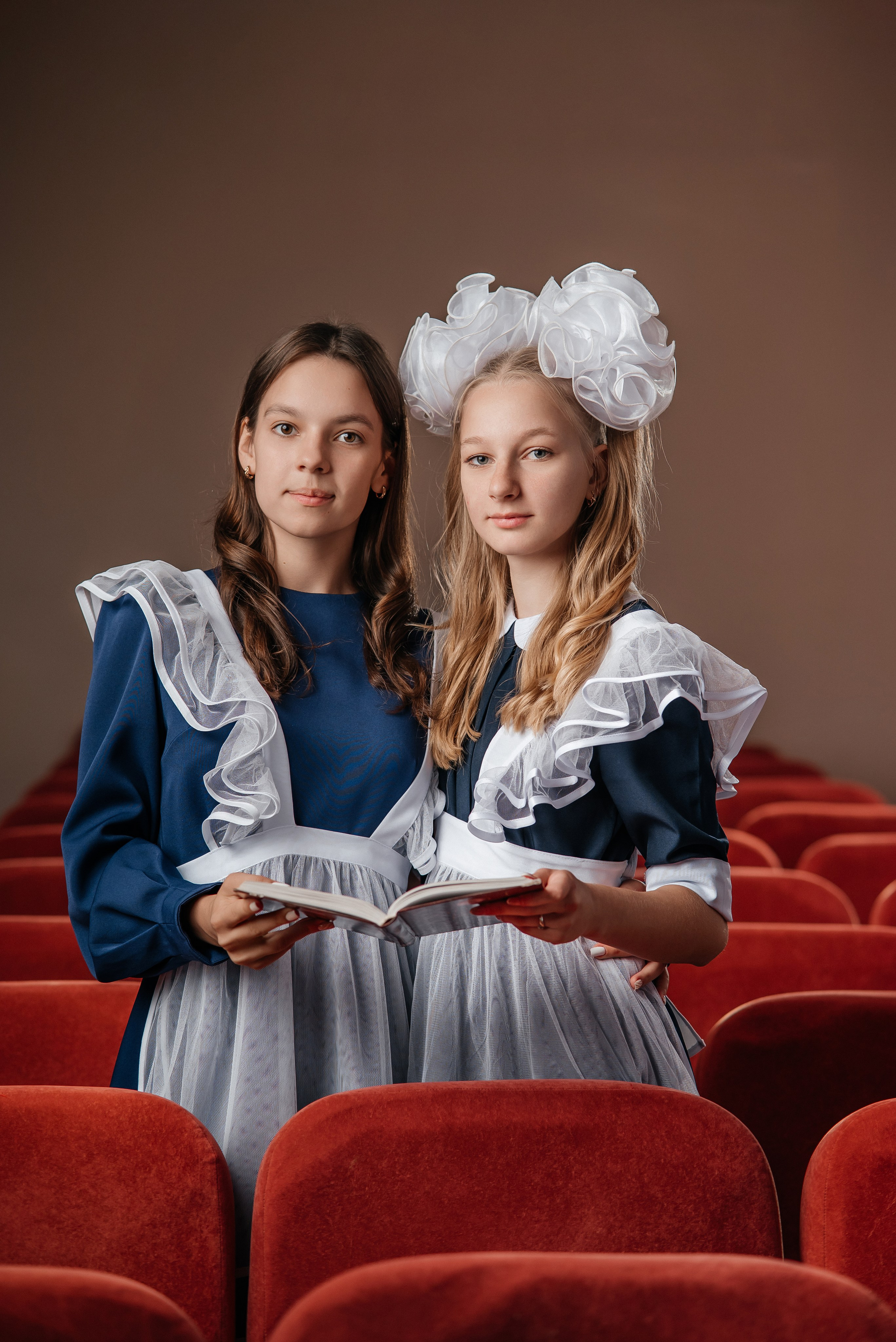 Классическая классика. Школьный фотограф в Валуйках. Фотосессии для выпускников и изготовление выпускных альбомов в городе Валуйки и в Белгородской области