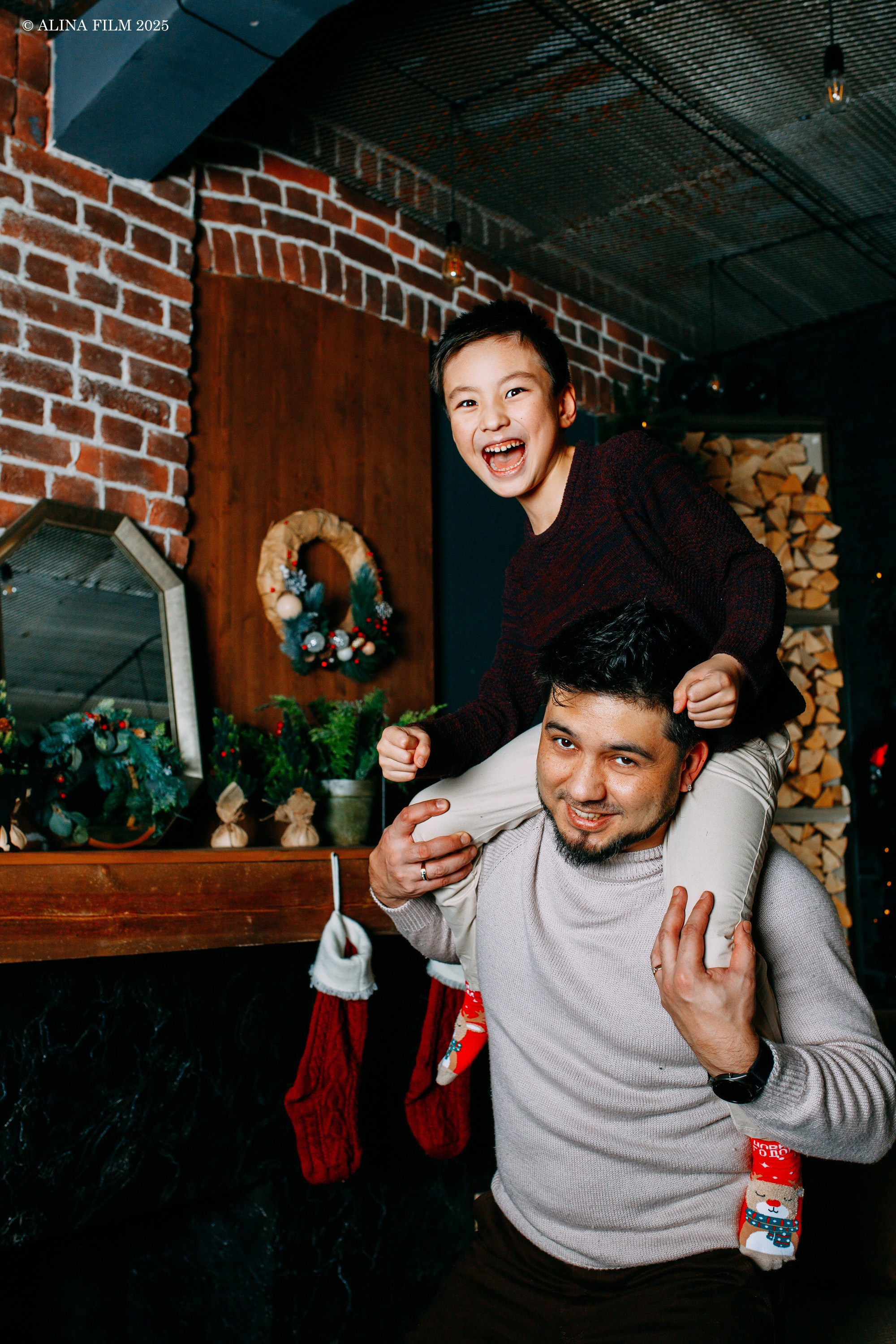 Новогодняя семейная фотосессия в темном зале. Фотограф в Санкт-Петербурге Alina Film