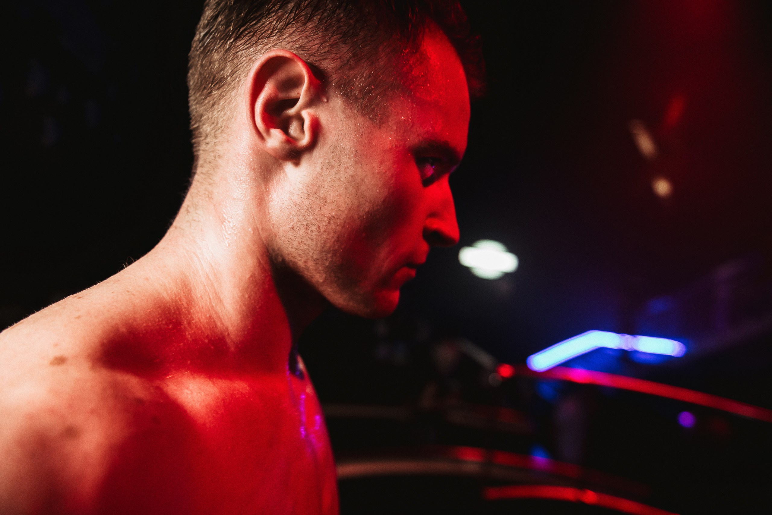 Репортажное фото: крупный план артиста во время выступления на вечеринке Саратов