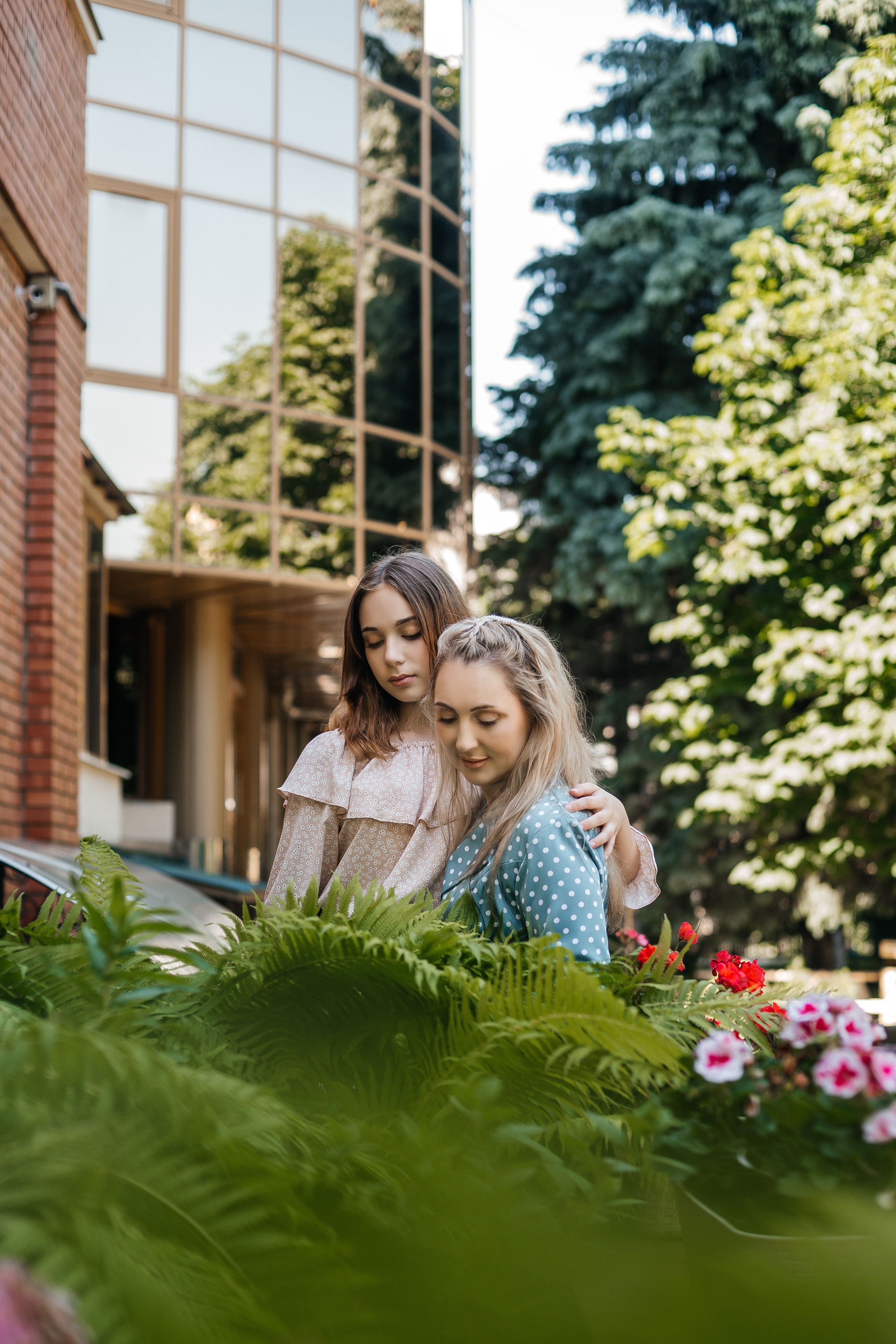 /Елена и Ангелина/ Мама с дочкой прогулка по городу. Ольга Плаксина фотограф в Саратове