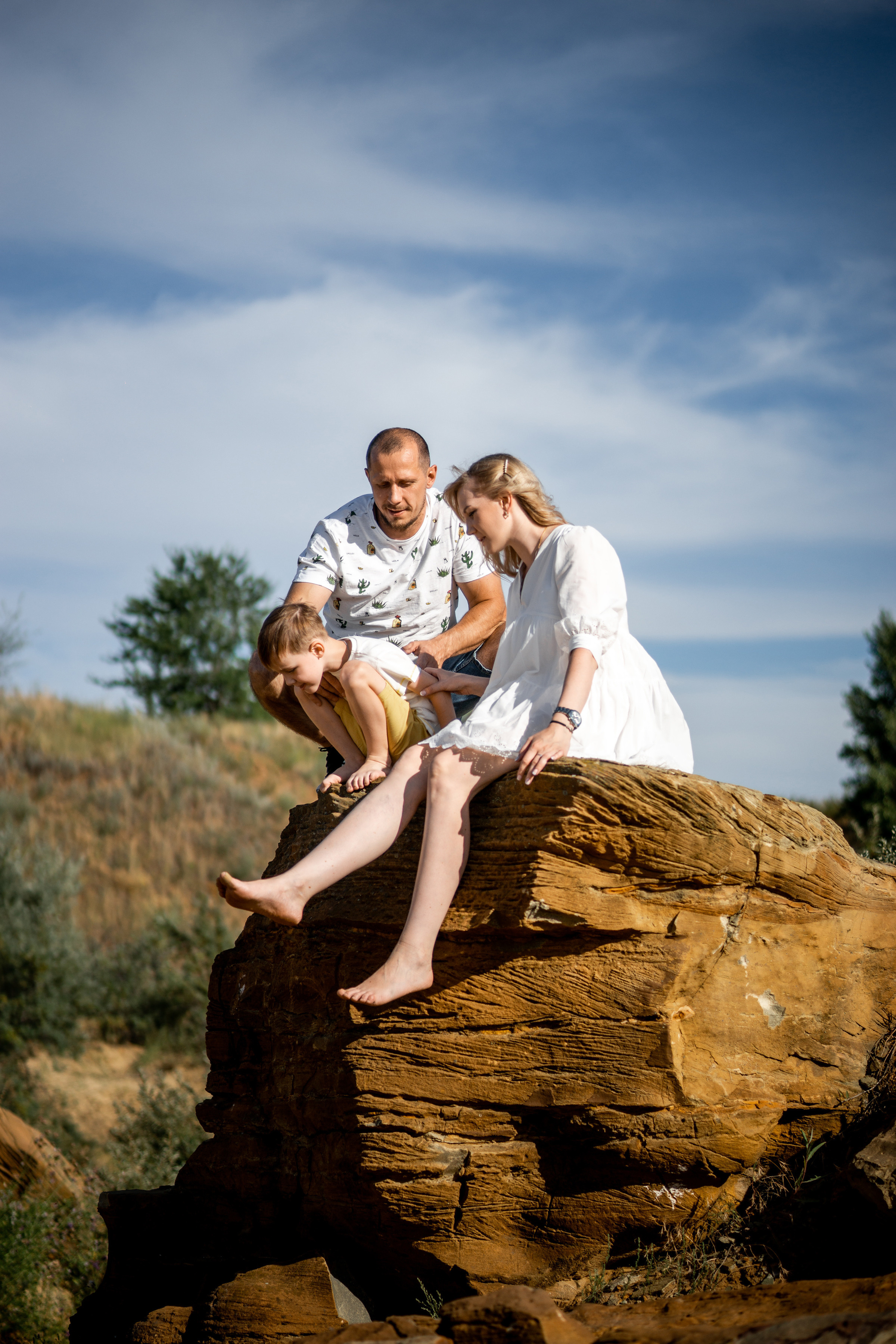Семейная фотосессия в песчаном карьере на закате летом. Ольга Плаксина фотограф в Саратове