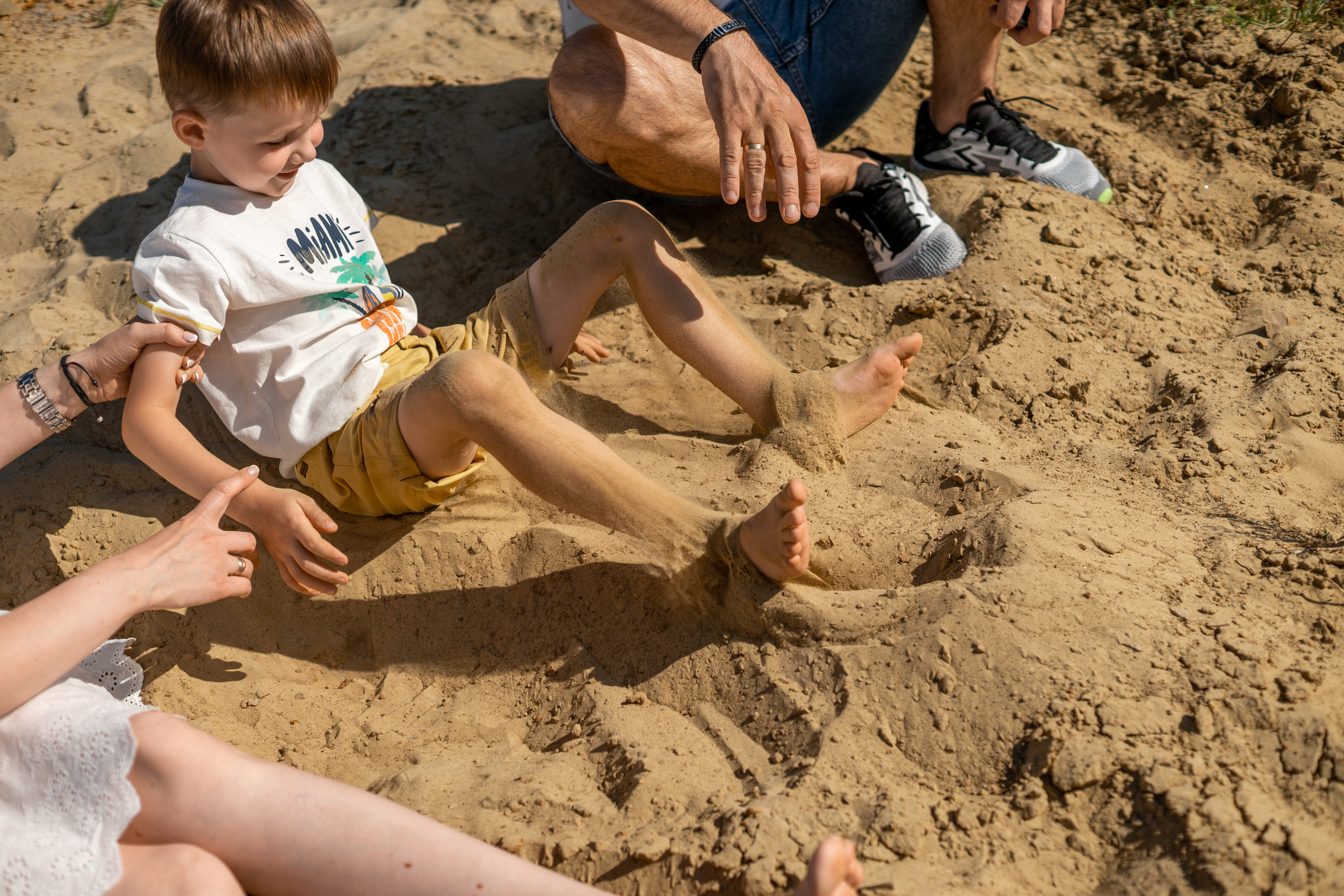 Семейная фотосессия в песчаном карьере на закате летом. Ольга Плаксина фотограф в Саратове