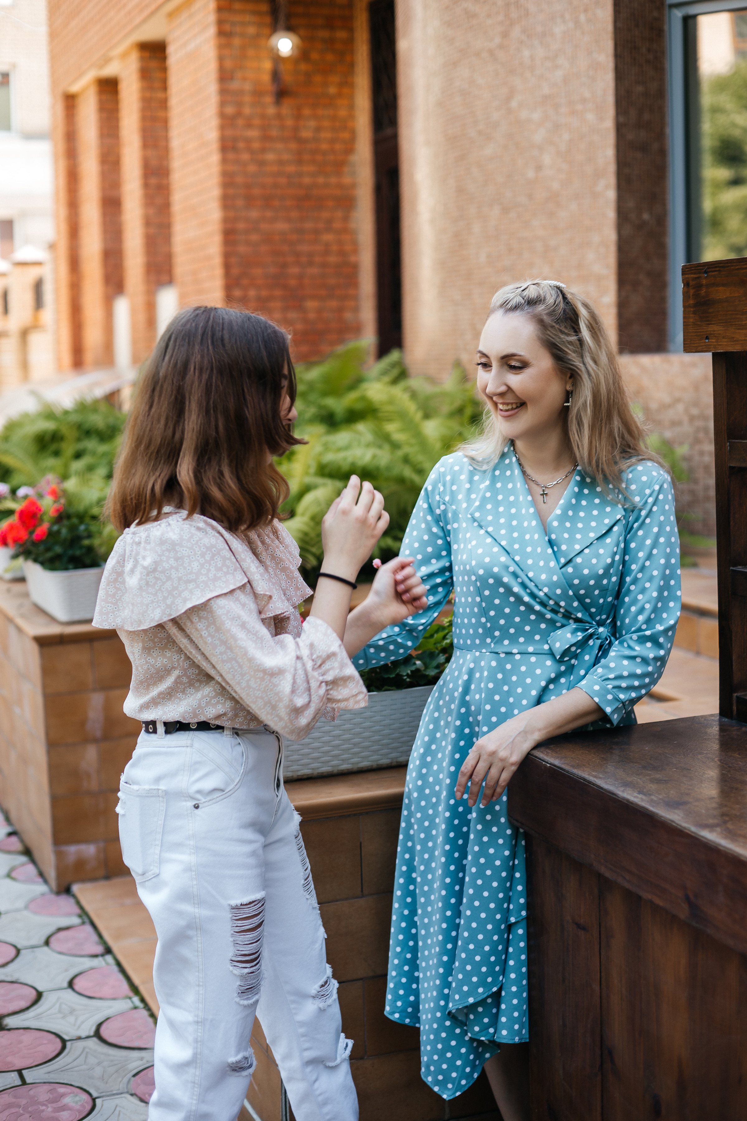 /Елена и Ангелина/ Мама с дочкой прогулка по городу. Ольга Плаксина фотограф в Саратове