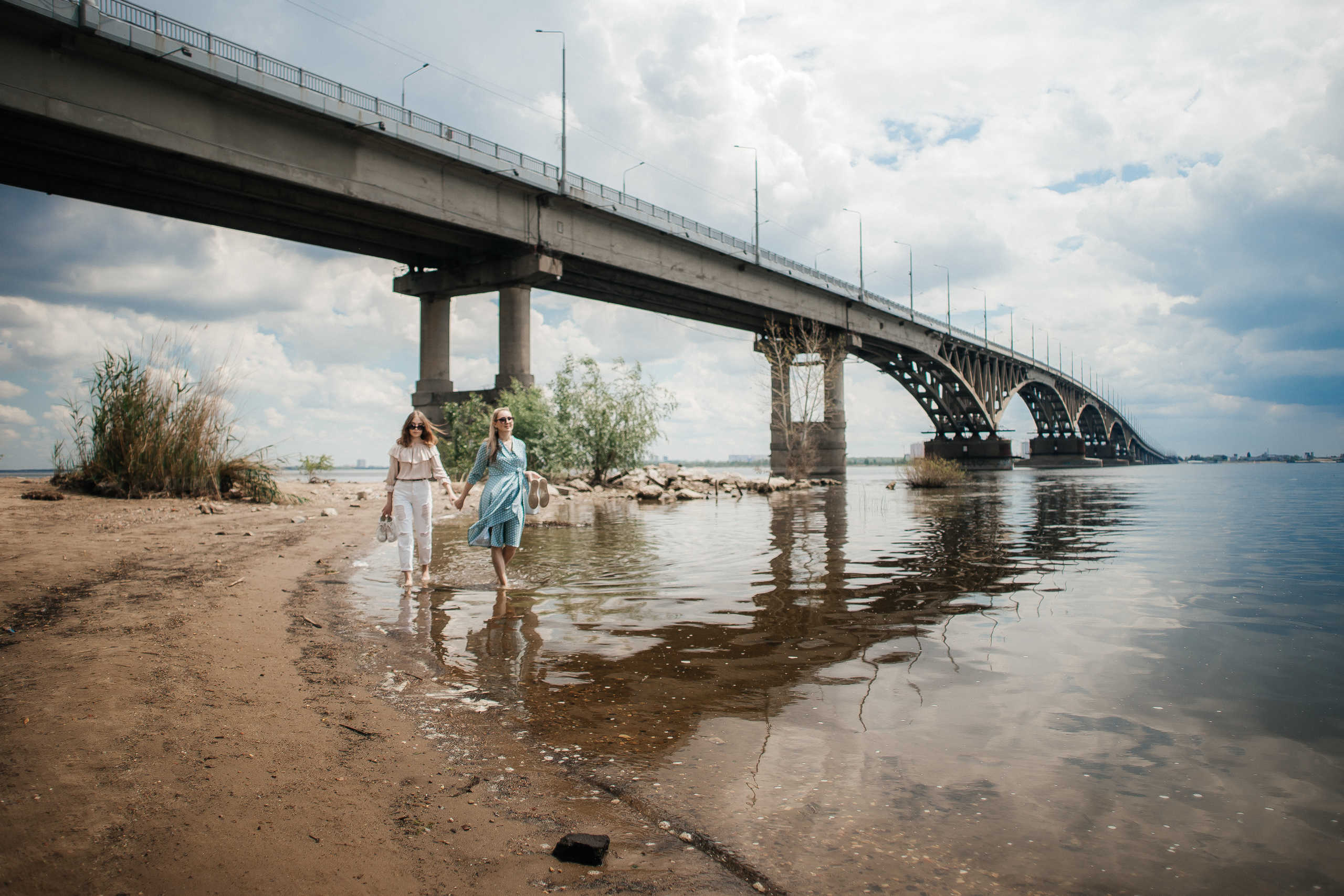 /Елена и Ангелина/ Мама с дочкой прогулка по городу. Ольга Плаксина фотограф в Саратове