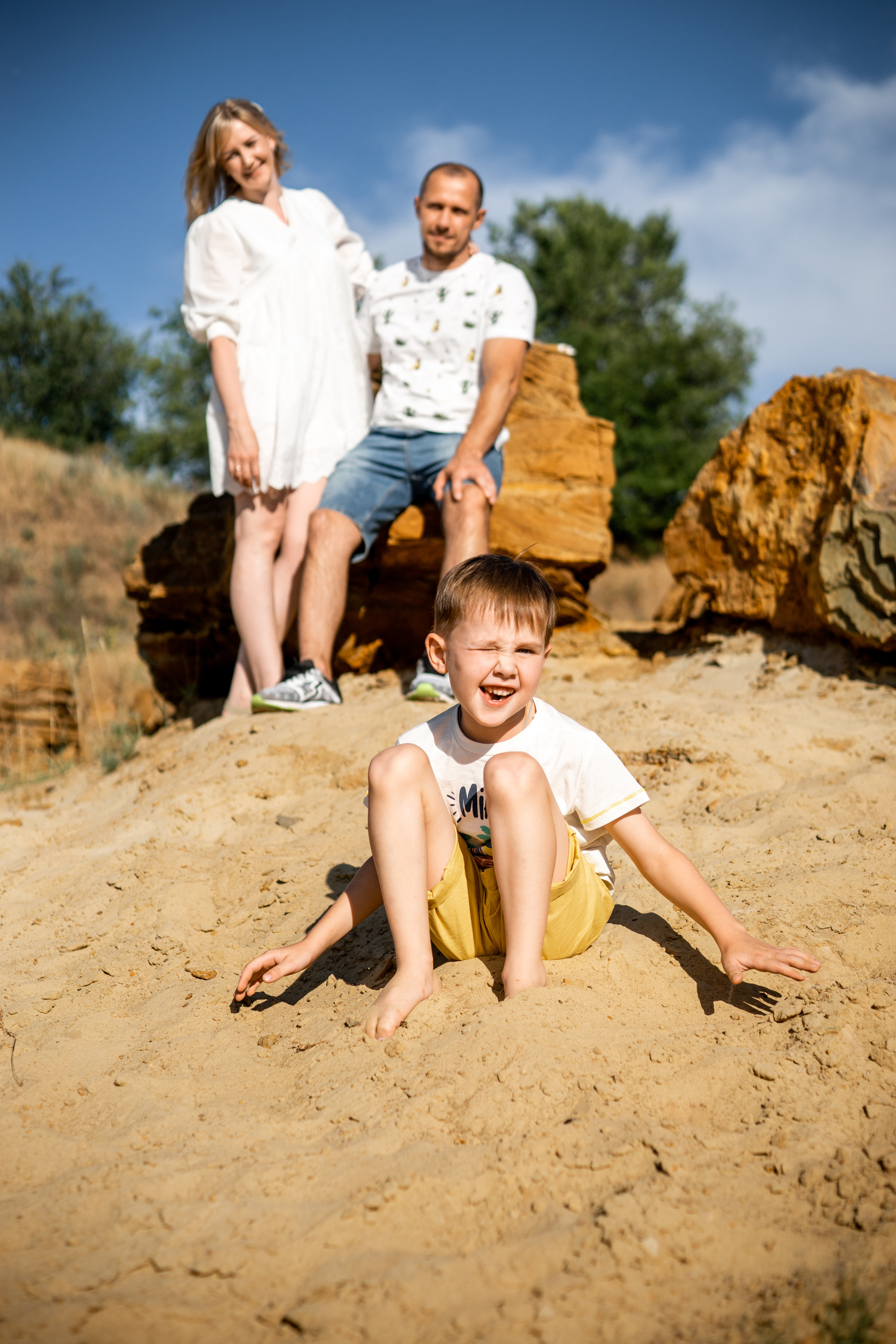 Семейная фотосессия в песчаном карьере на закате летом. Ольга Плаксина фотограф в Саратове