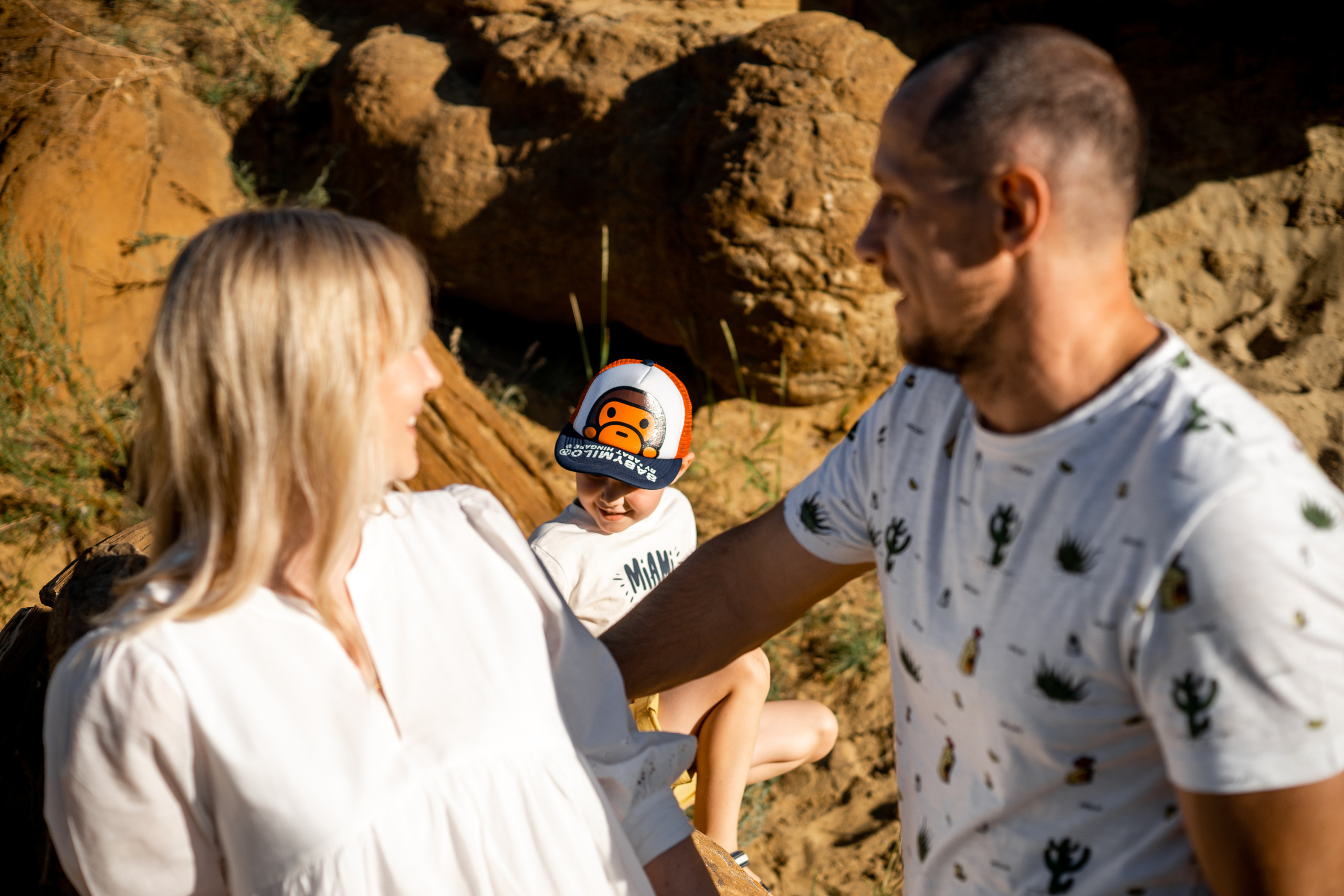 Семейная фотосессия в песчаном карьере на закате летом. Ольга Плаксина фотограф в Саратове