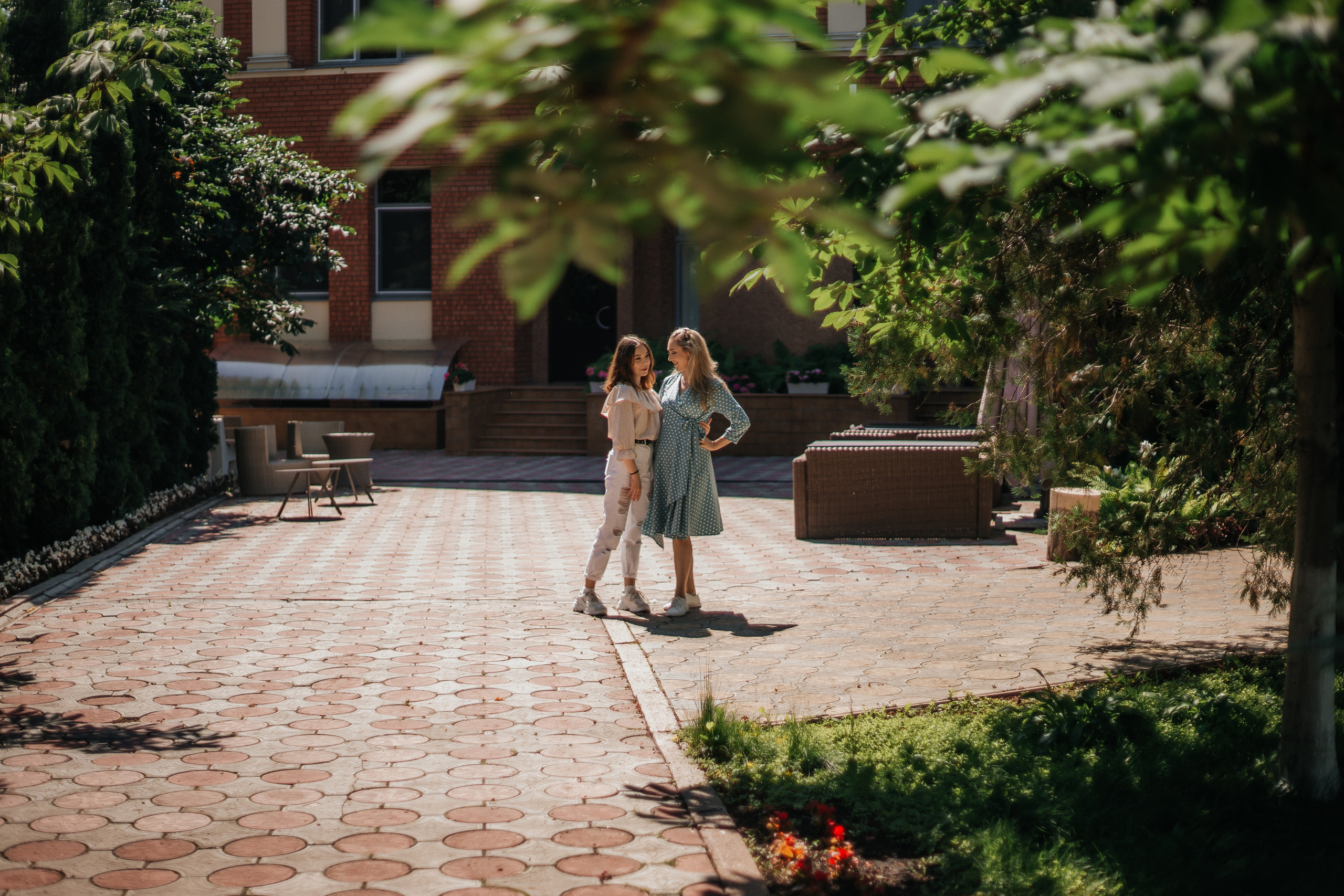 /Елена и Ангелина/ Мама с дочкой прогулка по городу. Ольга Плаксина фотограф в Саратове