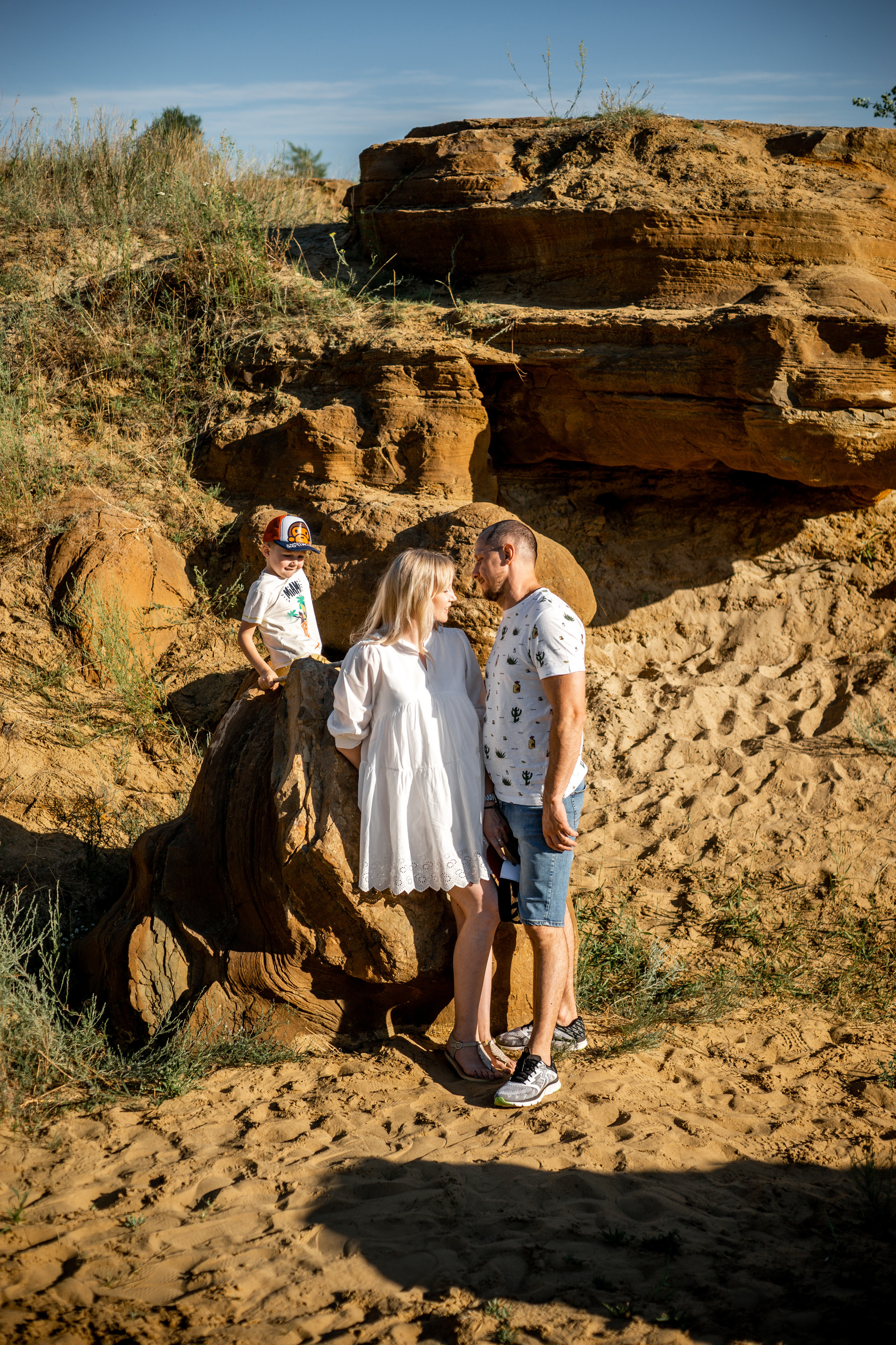 Семейная фотосессия в песчаном карьере на закате летом. Ольга Плаксина фотограф в Саратове