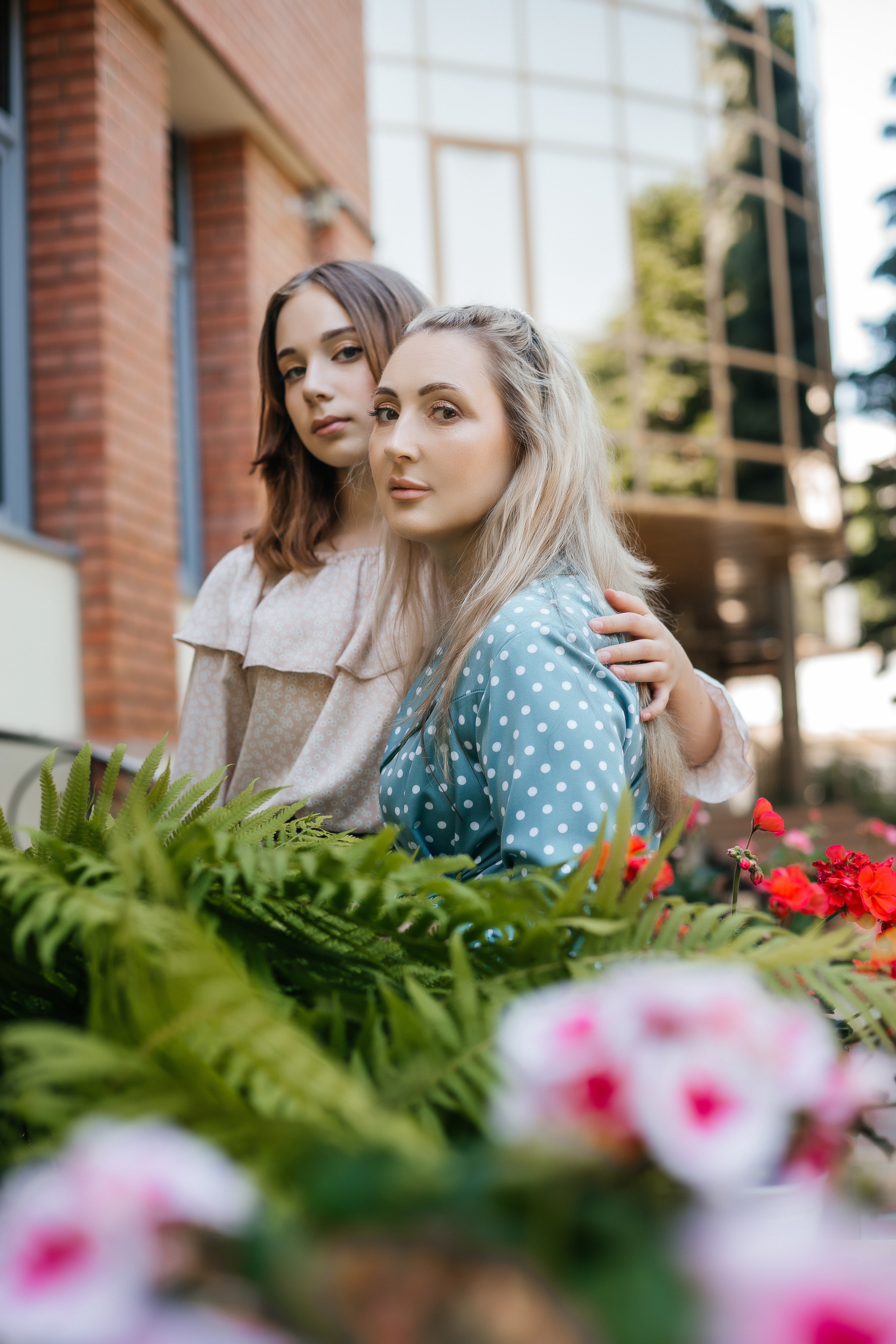 /Елена и Ангелина/ Мама с дочкой прогулка по городу. Ольга Плаксина фотограф в Саратове