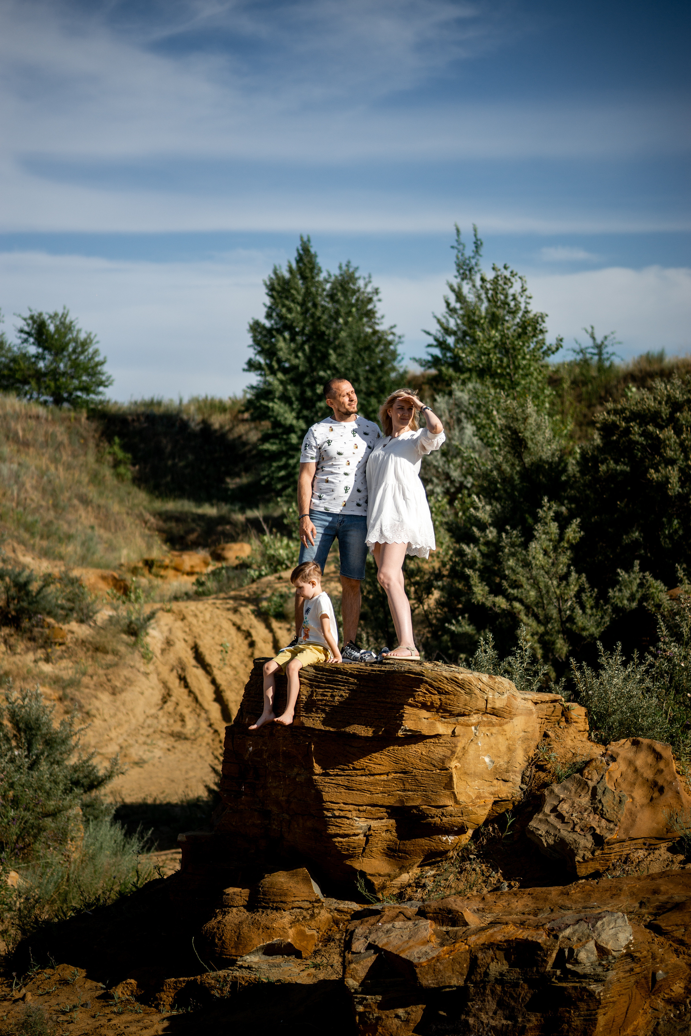 Семейная фотосессия в песчаном карьере на закате летом. Ольга Плаксина фотограф в Саратове