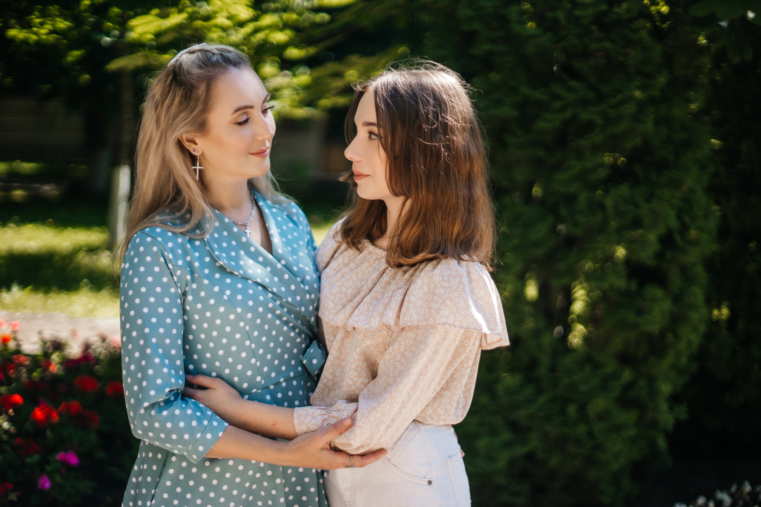 /Елена и Ангелина/ Мама с дочкой прогулка по городу. Ольга Плаксина фотограф в Саратове