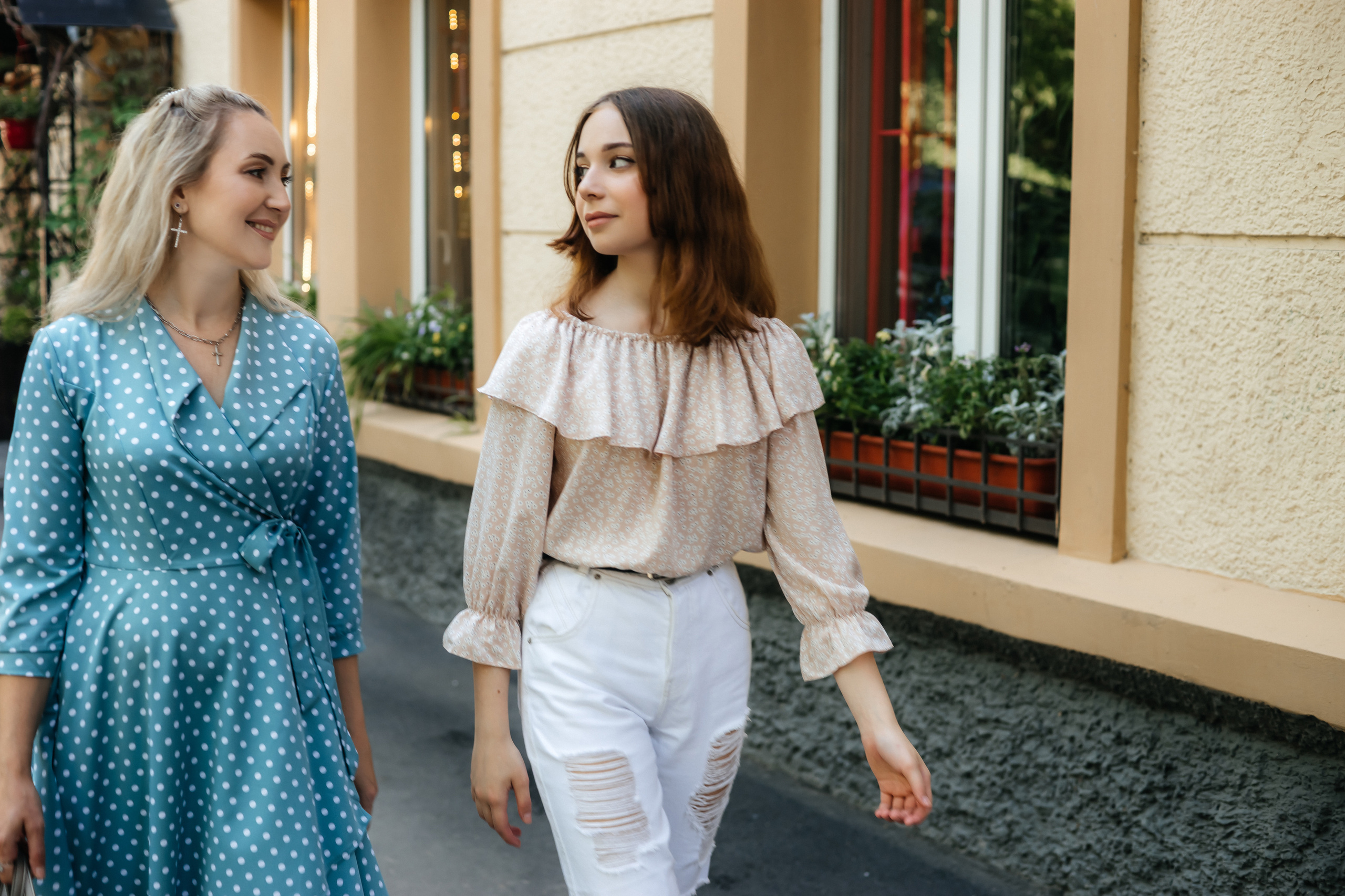 /Елена и Ангелина/ Мама с дочкой прогулка по городу. Ольга Плаксина фотограф в Саратове