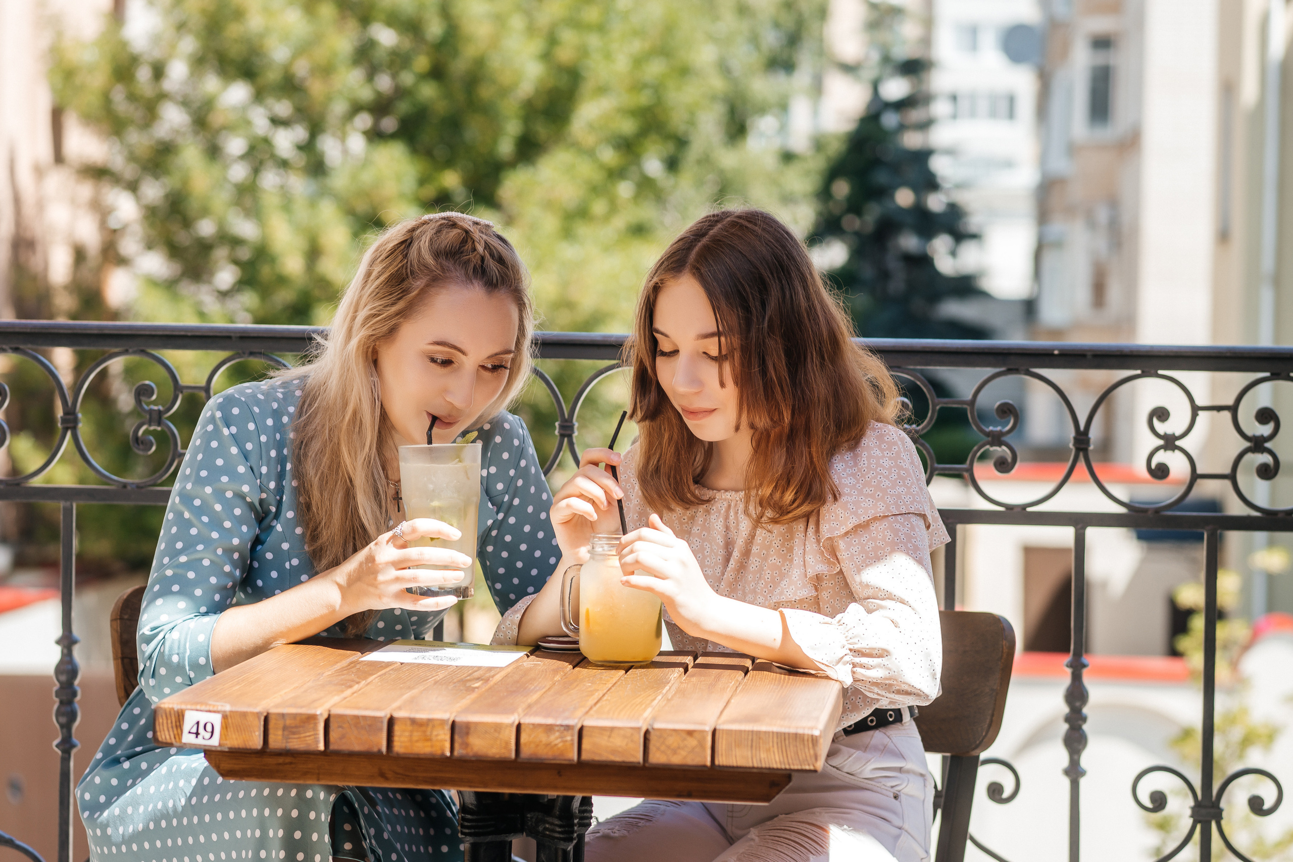 /Елена и Ангелина/ Мама с дочкой прогулка по городу. Ольга Плаксина фотограф в Саратове