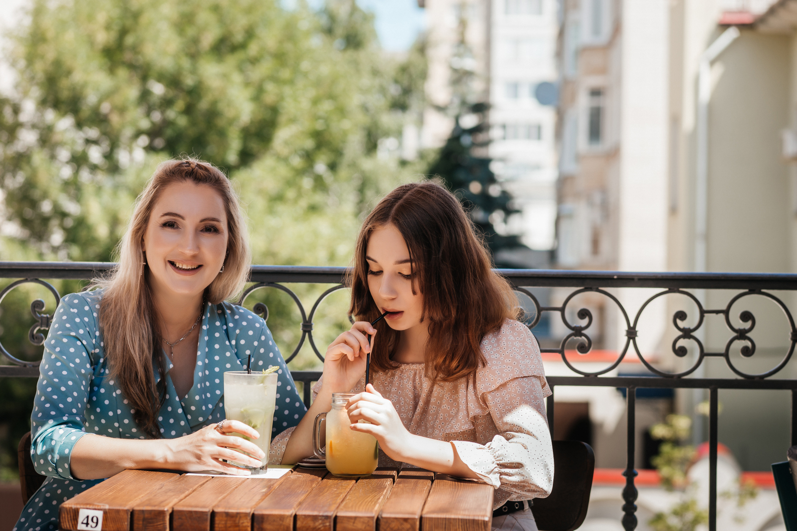 /Елена и Ангелина/ Мама с дочкой прогулка по городу. Ольга Плаксина фотограф в Саратове