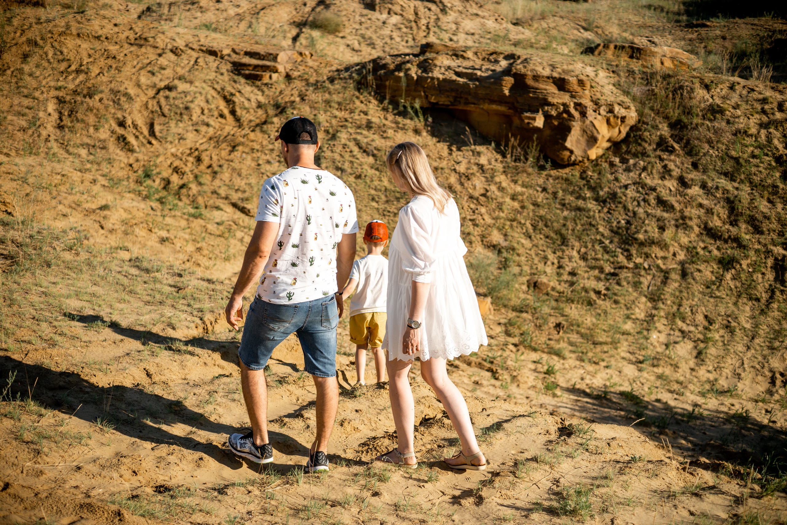 Семейная фотосессия в песчаном карьере на закате летом. Ольга Плаксина фотограф в Саратове