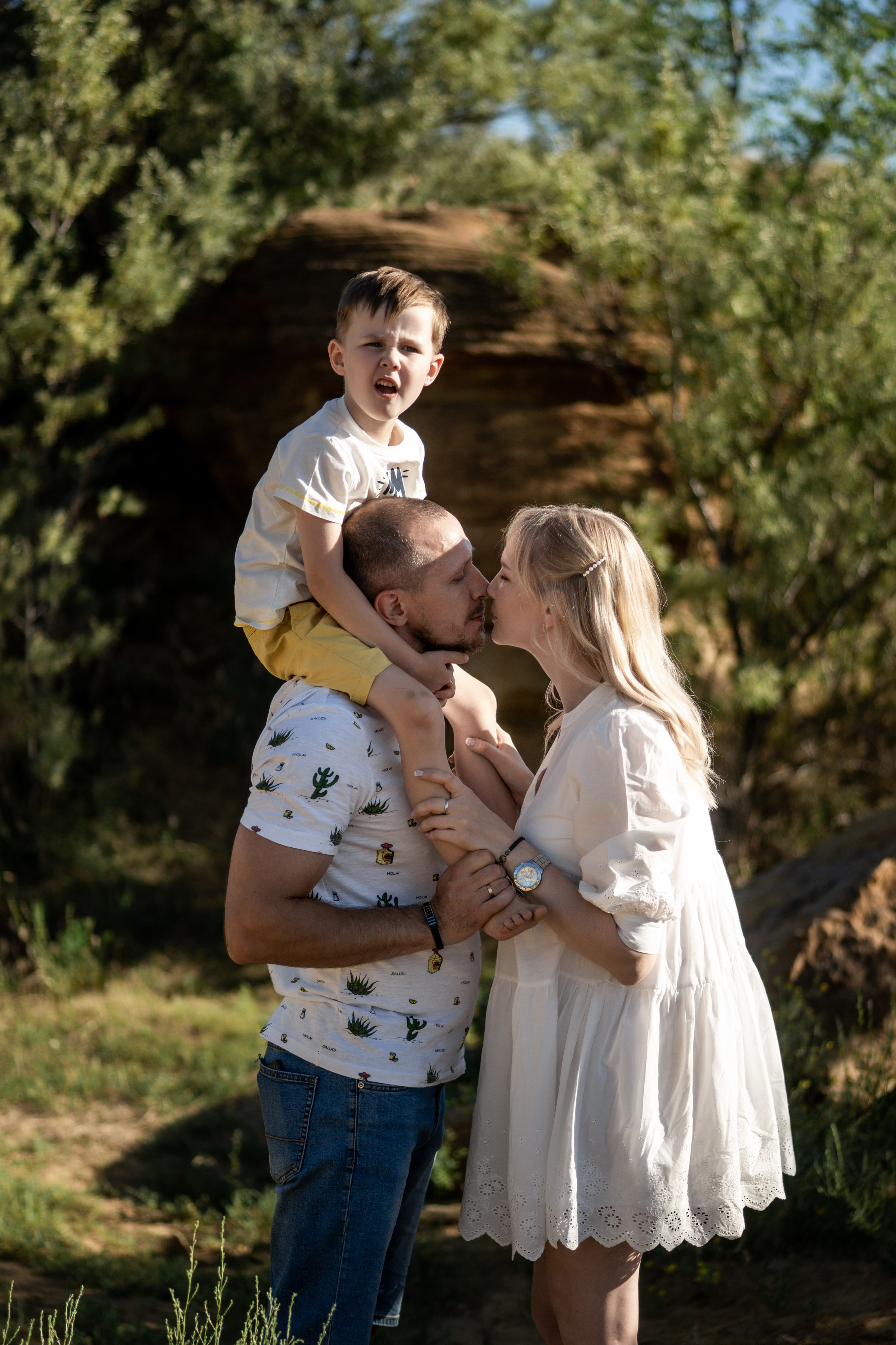 Семейная фотосессия в песчаном карьере на закате летом. Ольга Плаксина фотограф в Саратове