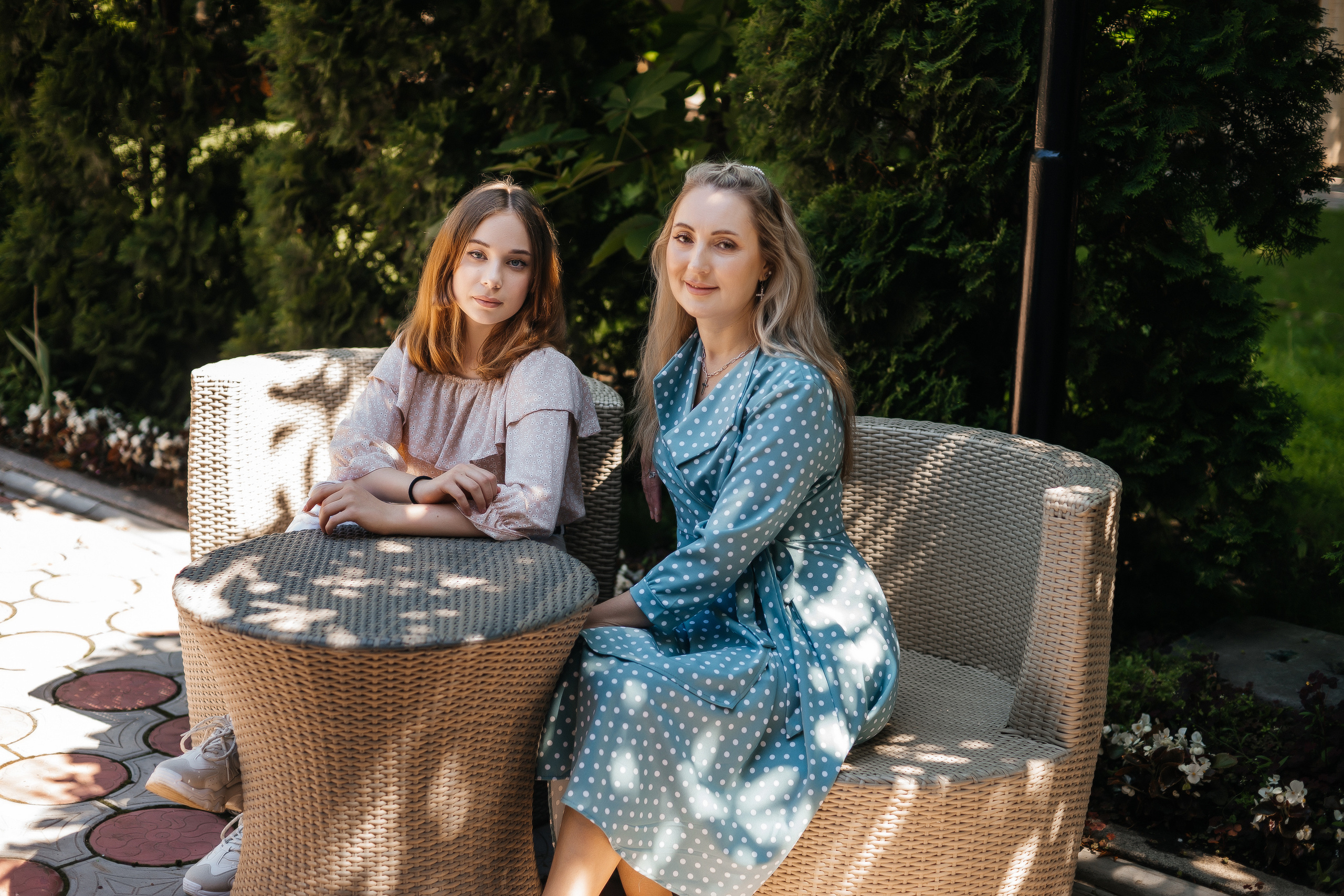 /Елена и Ангелина/ Мама с дочкой прогулка по городу. Ольга Плаксина фотограф в Саратове