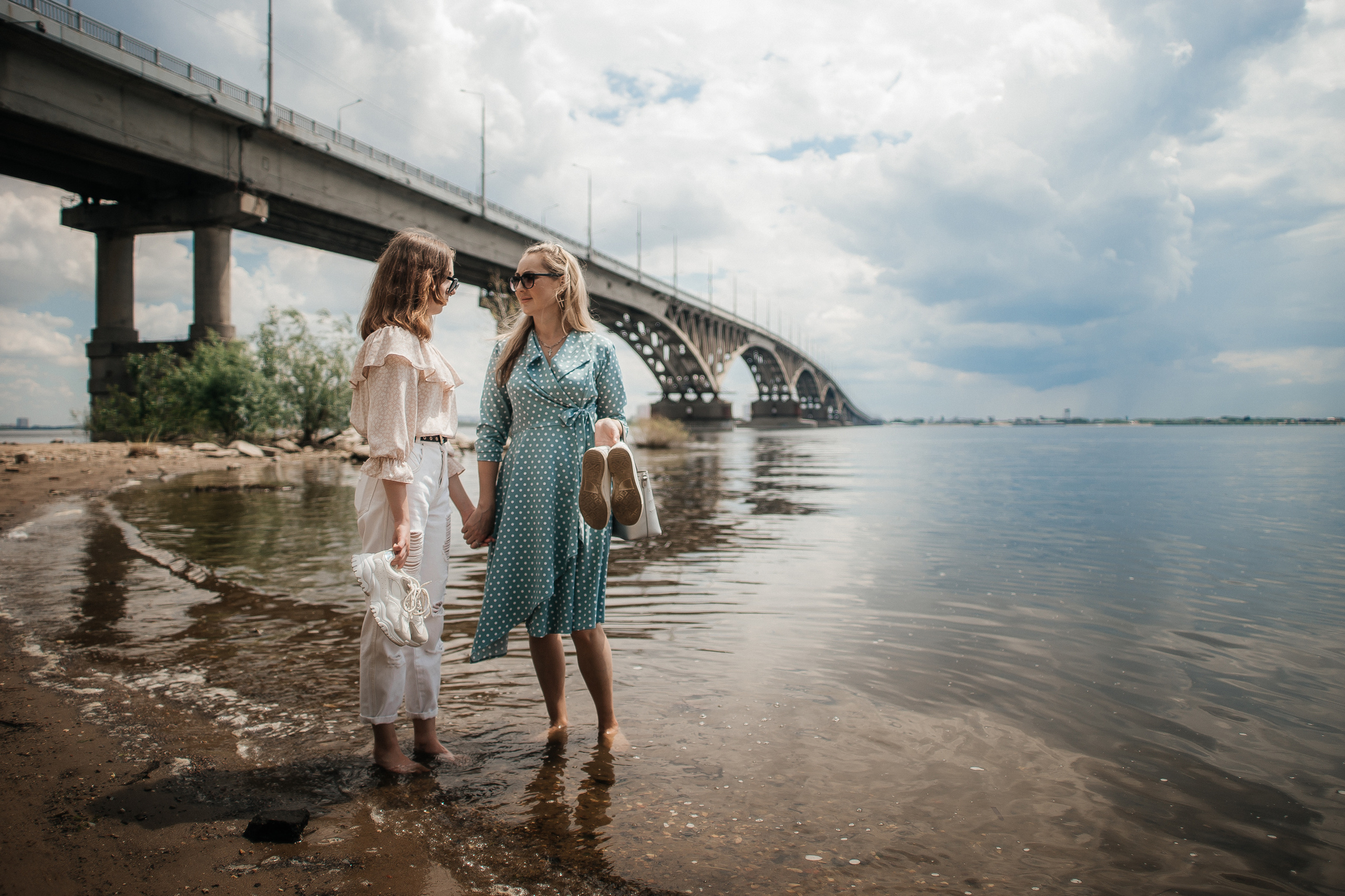 /Елена и Ангелина/ Мама с дочкой прогулка по городу. Ольга Плаксина фотограф в Саратове