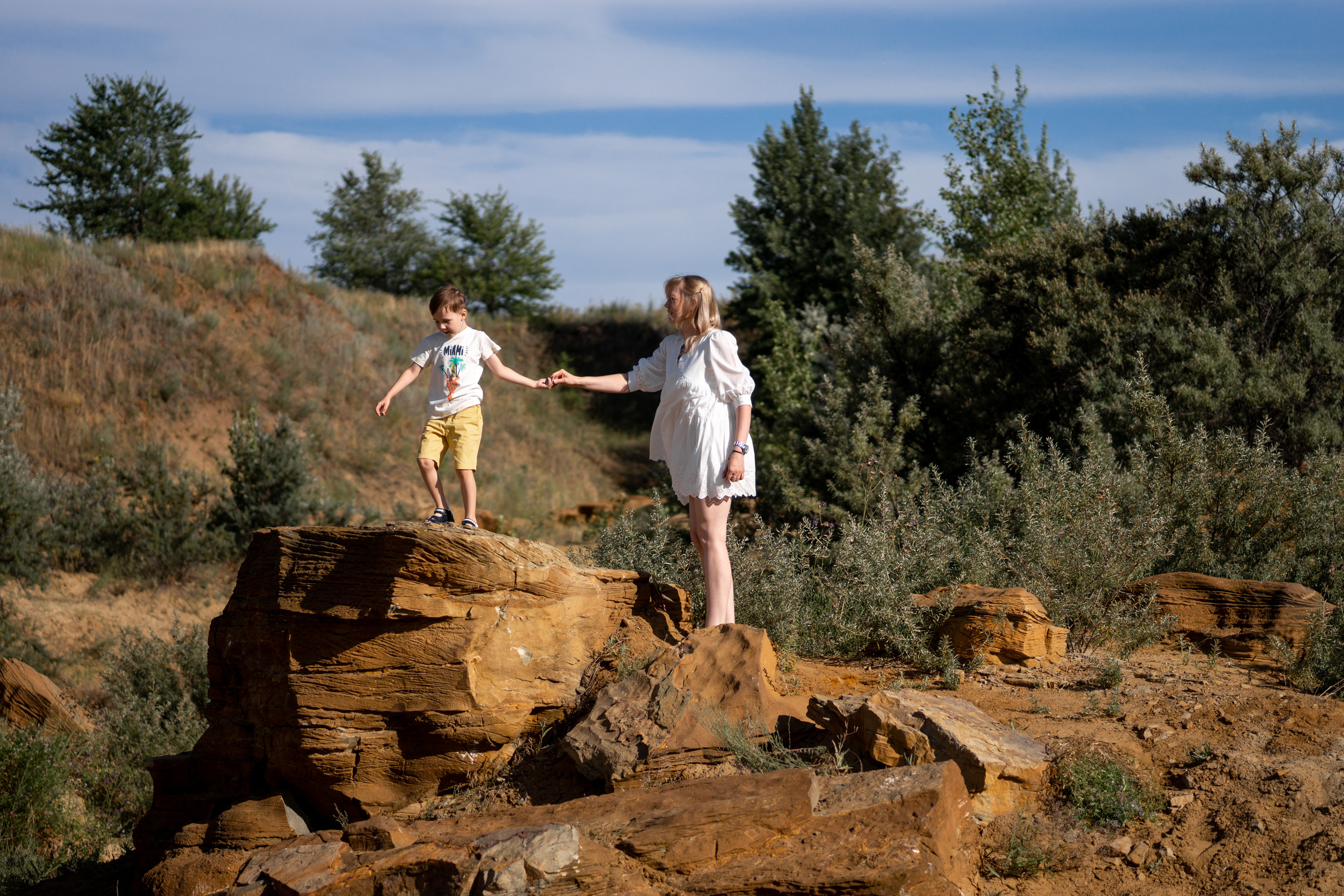 Семейная фотосессия в песчаном карьере на закате летом. Ольга Плаксина фотограф в Саратове