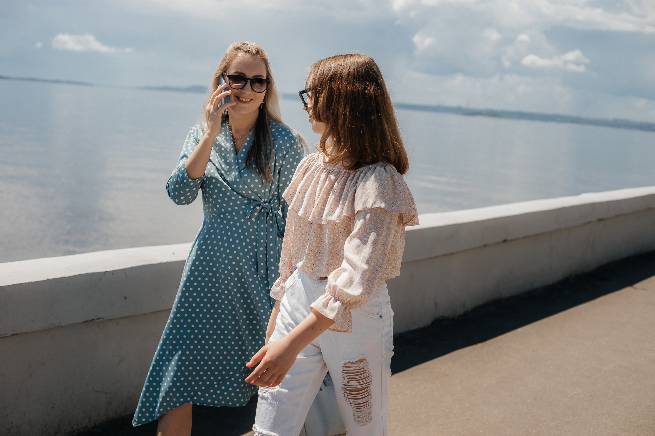 /Елена и Ангелина/ Мама с дочкой прогулка по городу. Ольга Плаксина фотограф в Саратове