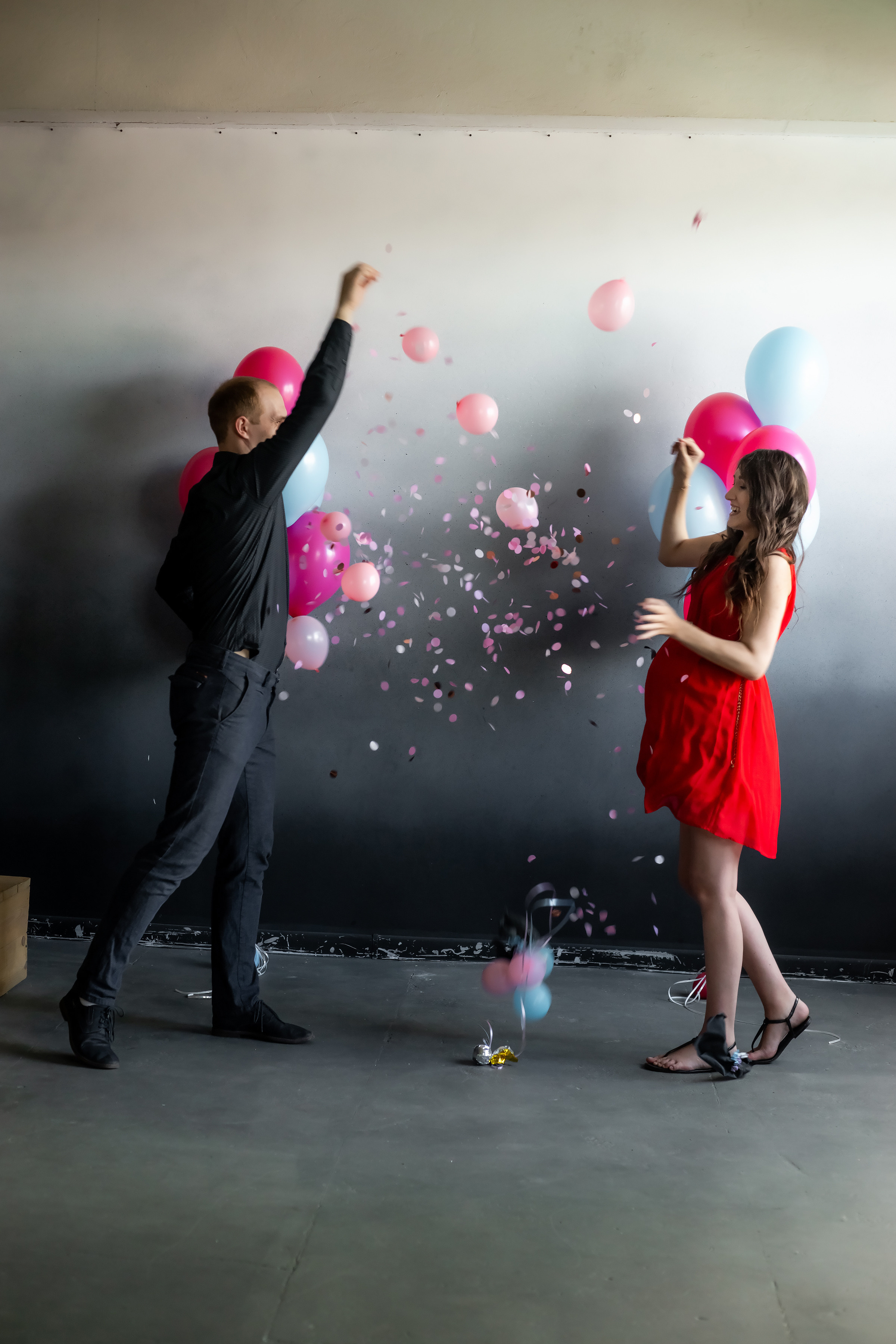 Аня и Сергей фотосессия беременности (гендерный шар). Ольга Плаксина фотограф в Саратове