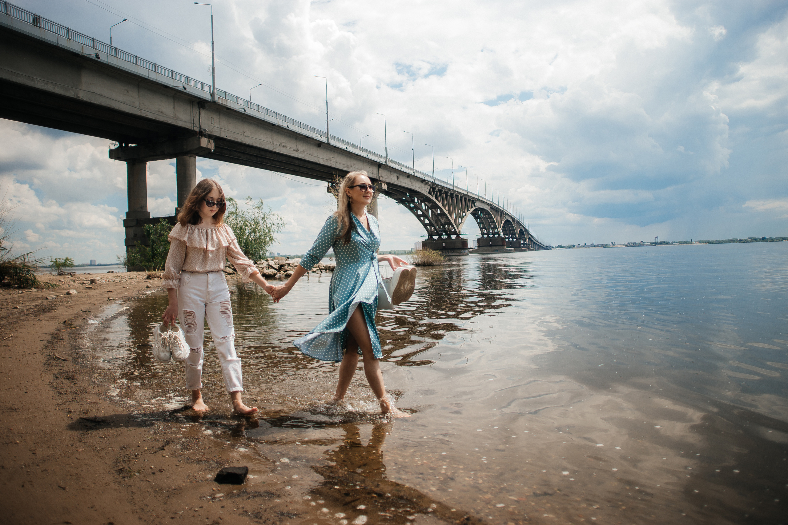 /Елена и Ангелина/ Мама с дочкой прогулка по городу. Ольга Плаксина фотограф в Саратове