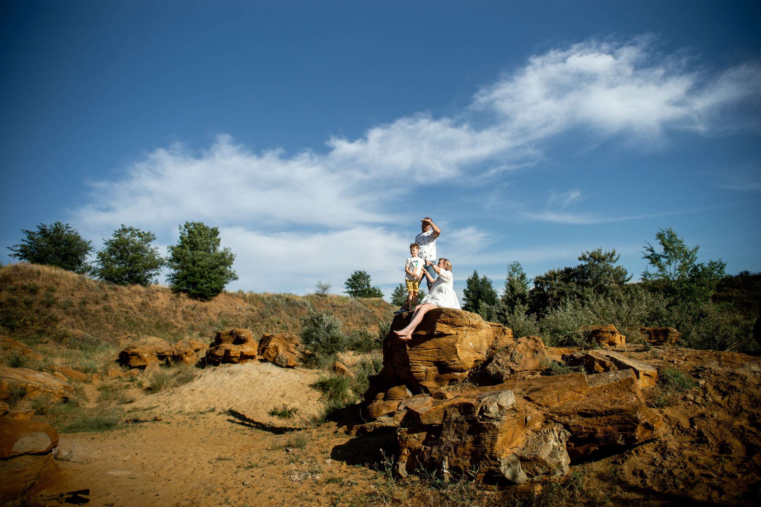 Семейная фотосессия в песчаном карьере на закате летом. Ольга Плаксина фотограф в Саратове