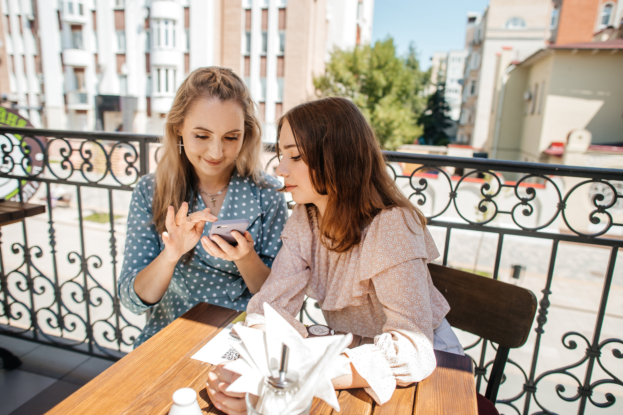 /Елена и Ангелина/ Мама с дочкой прогулка по городу. Ольга Плаксина фотограф в Саратове