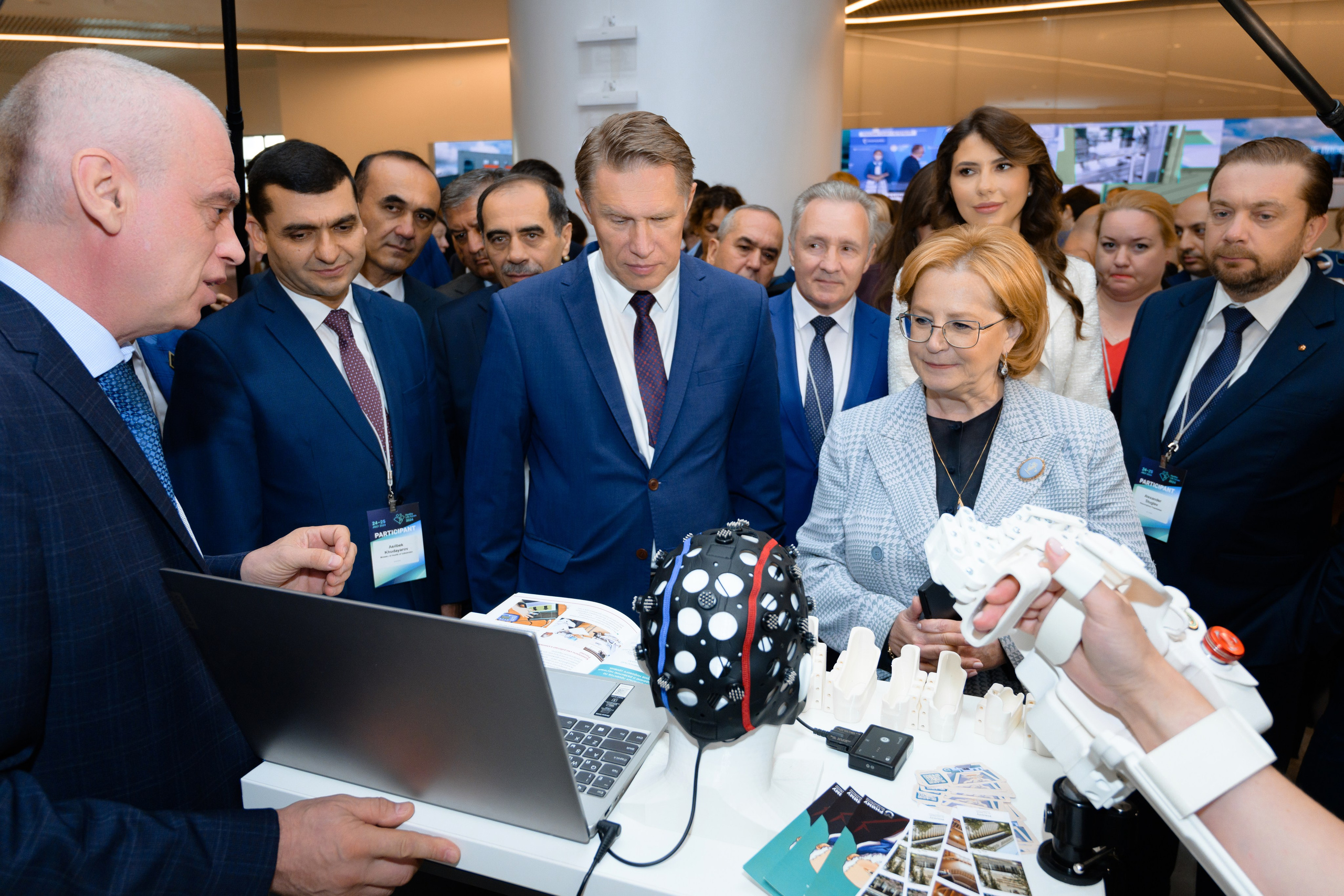 Выставки: Фотография с выставки, на которой посетители изучают представленные экспонаты. Скворцова Вероника. Татьяна Голикова. Михаил Мурашко. Единая Россия. Дума. Министр Здравоохранения. ФМБА. Правительство России. Фотография с форума, на которой участники активно участвуют в дискуссии.