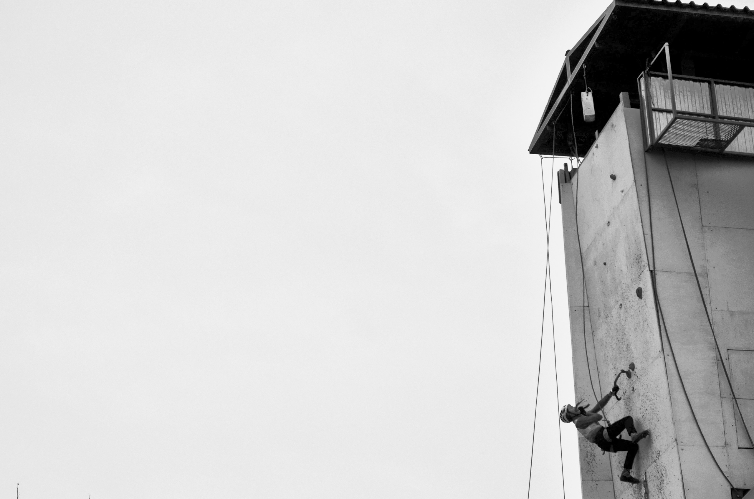 На этой фотографии запечатлен момент спортивного ледолазания. Спортсмен поднимается по ледяной стене, демонстрируя невероятную силу и ловкость. Ледолазание — это экстремальный вид спорта, требующий отличной физической подготовки и навыков альпинизма. Вертикальный подъем по ледяной поверхности требует не только физической силы, но и умения правильно распределять вес и находить надежные точки опоры.