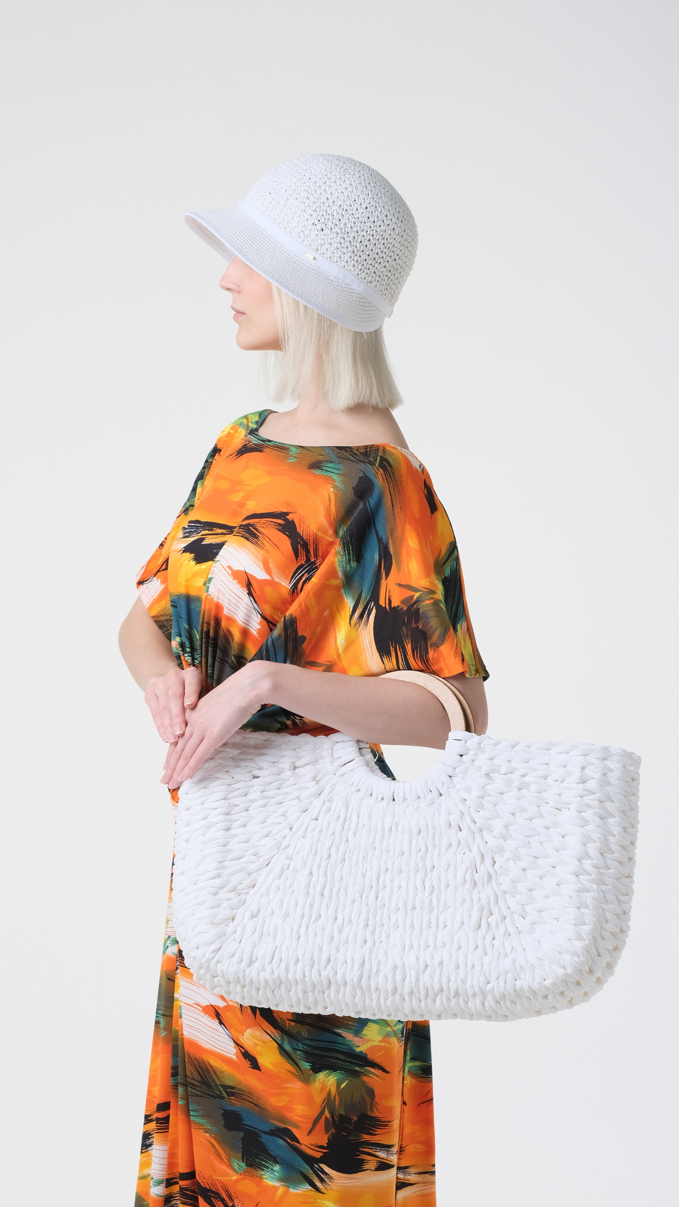 Белая сумка, белая шляпка, оранжево-черное платье. Фотосессия в Москве для wilderries и instagram.