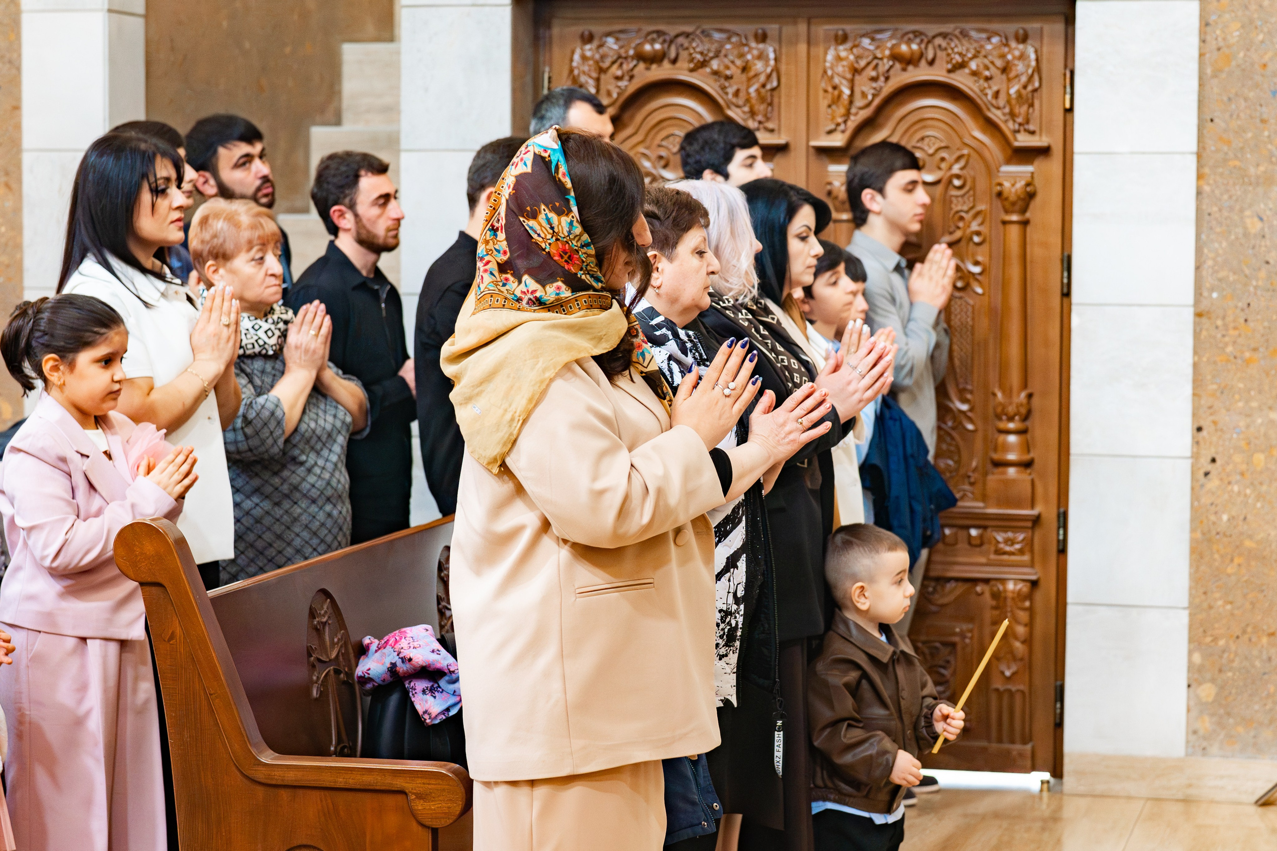 Крещение  ребёнка в храме. Фотограф видеограф Геннадий Янбаев в Сочи, Краснодаре