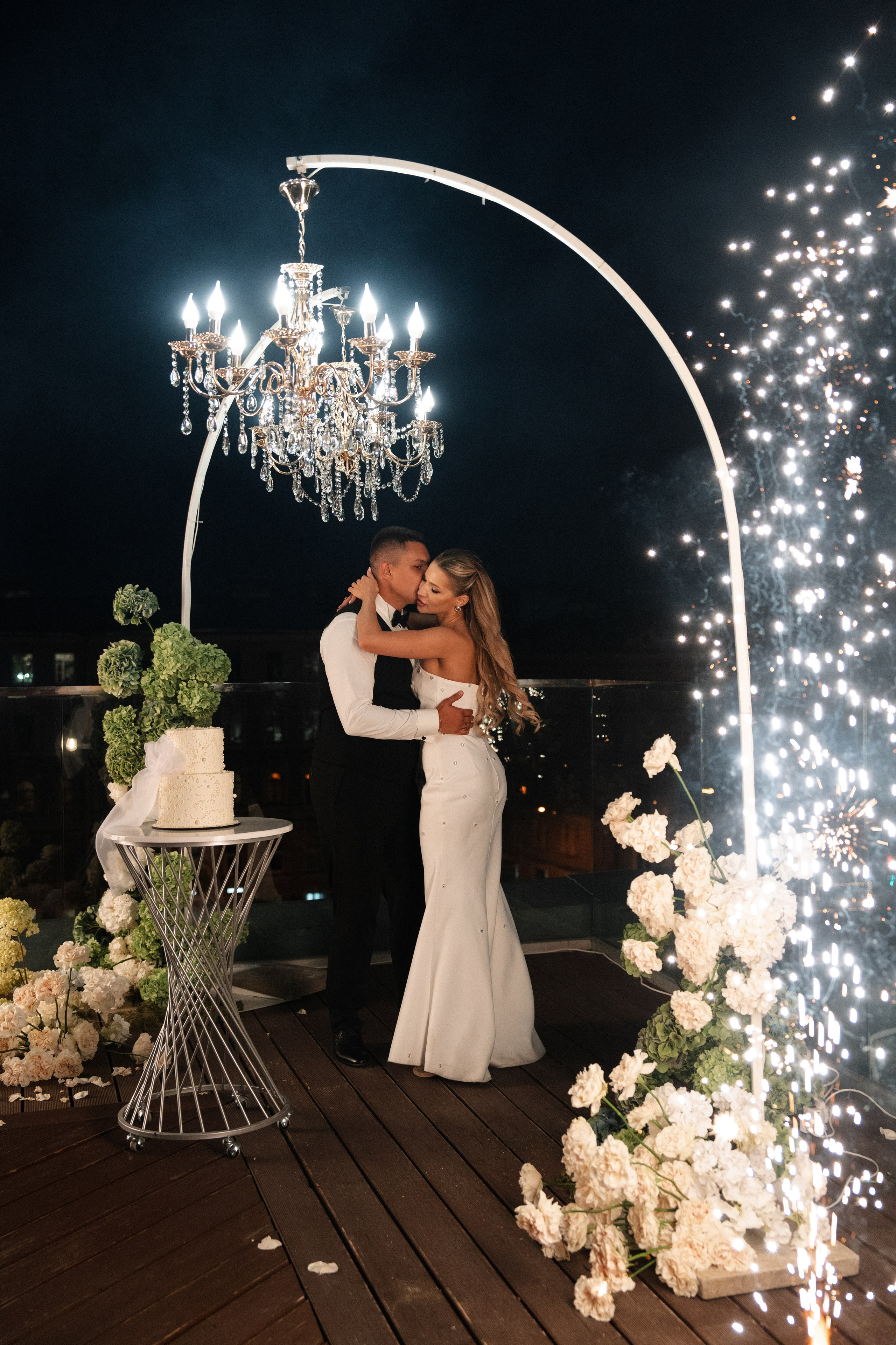 Виктория & Роман. Камерная городская свадьба в видовом ресторане в стиле современная классика. Свадебный фотограф организатор в Санкт-Петербурге Ассоль Опарина